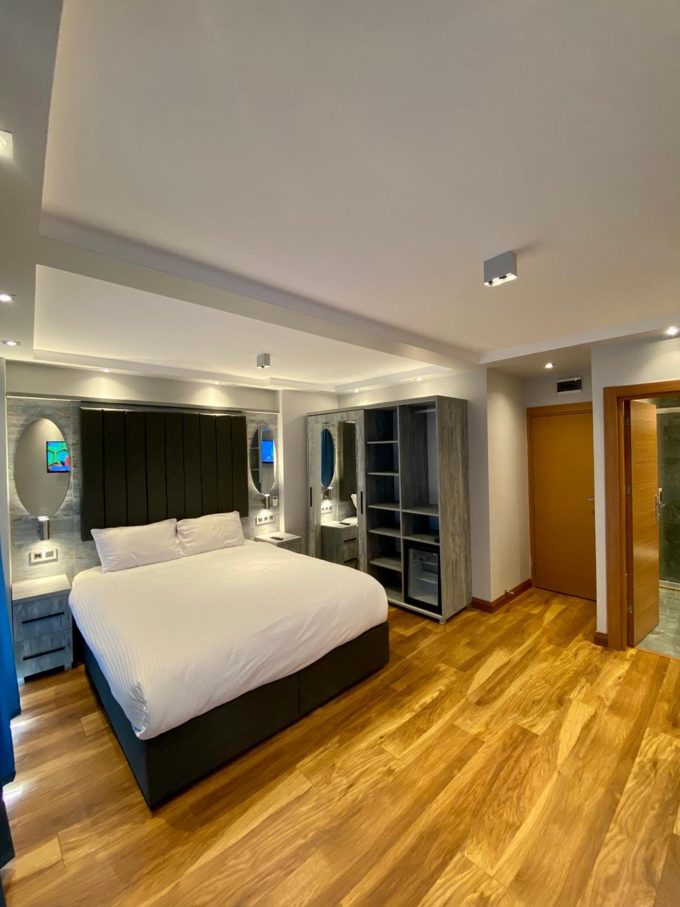 Queen Room with Balcony photo 1
