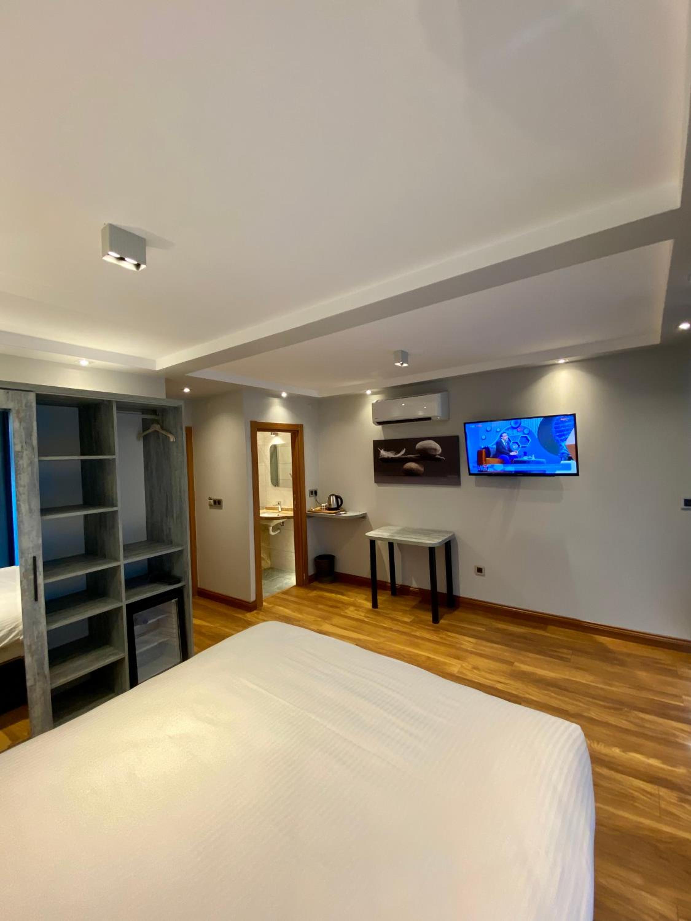Queen Room with Balcony photo 2