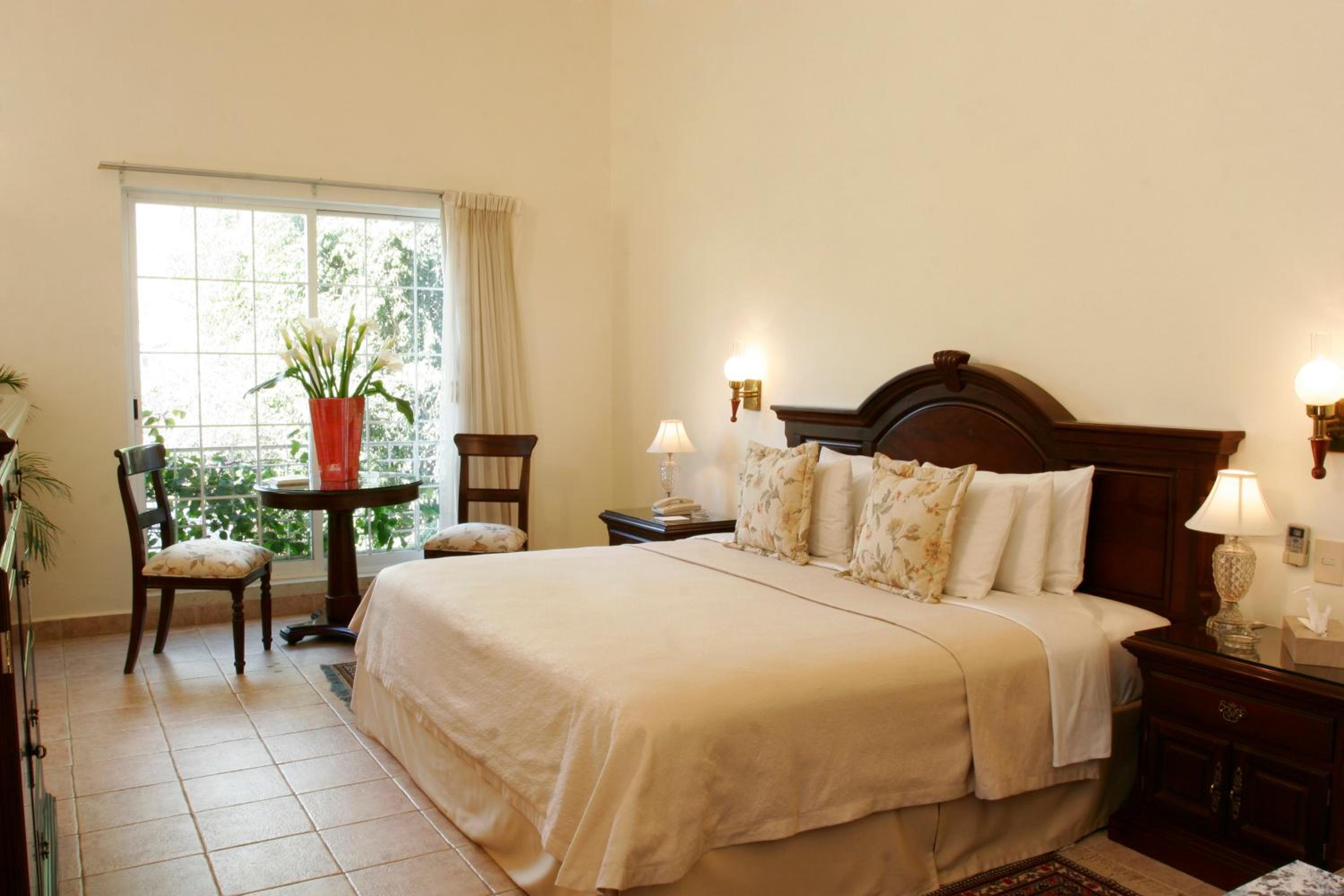 Deluxe Suite with Spa Bath - Photo 4
