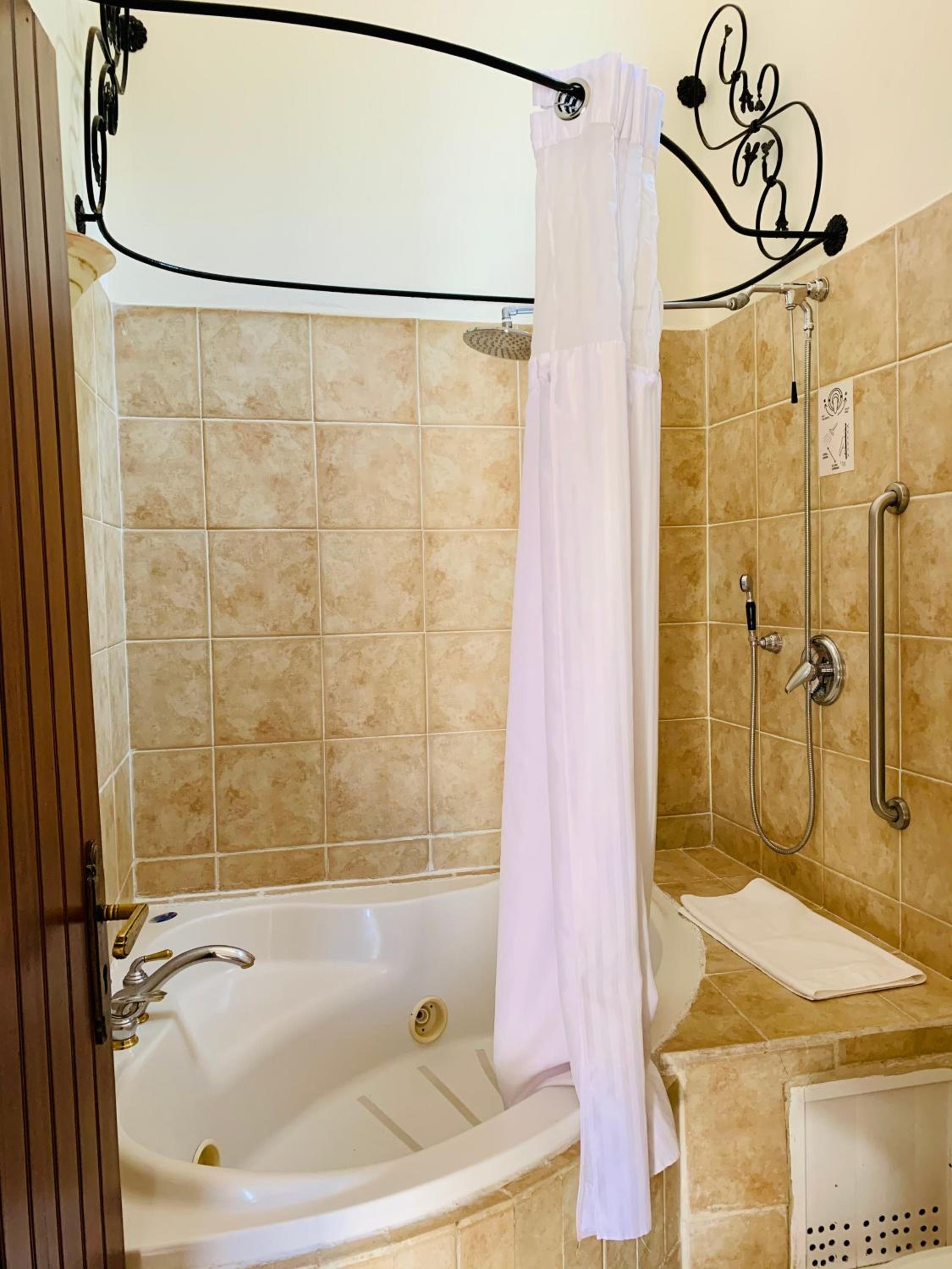 Deluxe Suite with Spa Bath - Photo 2