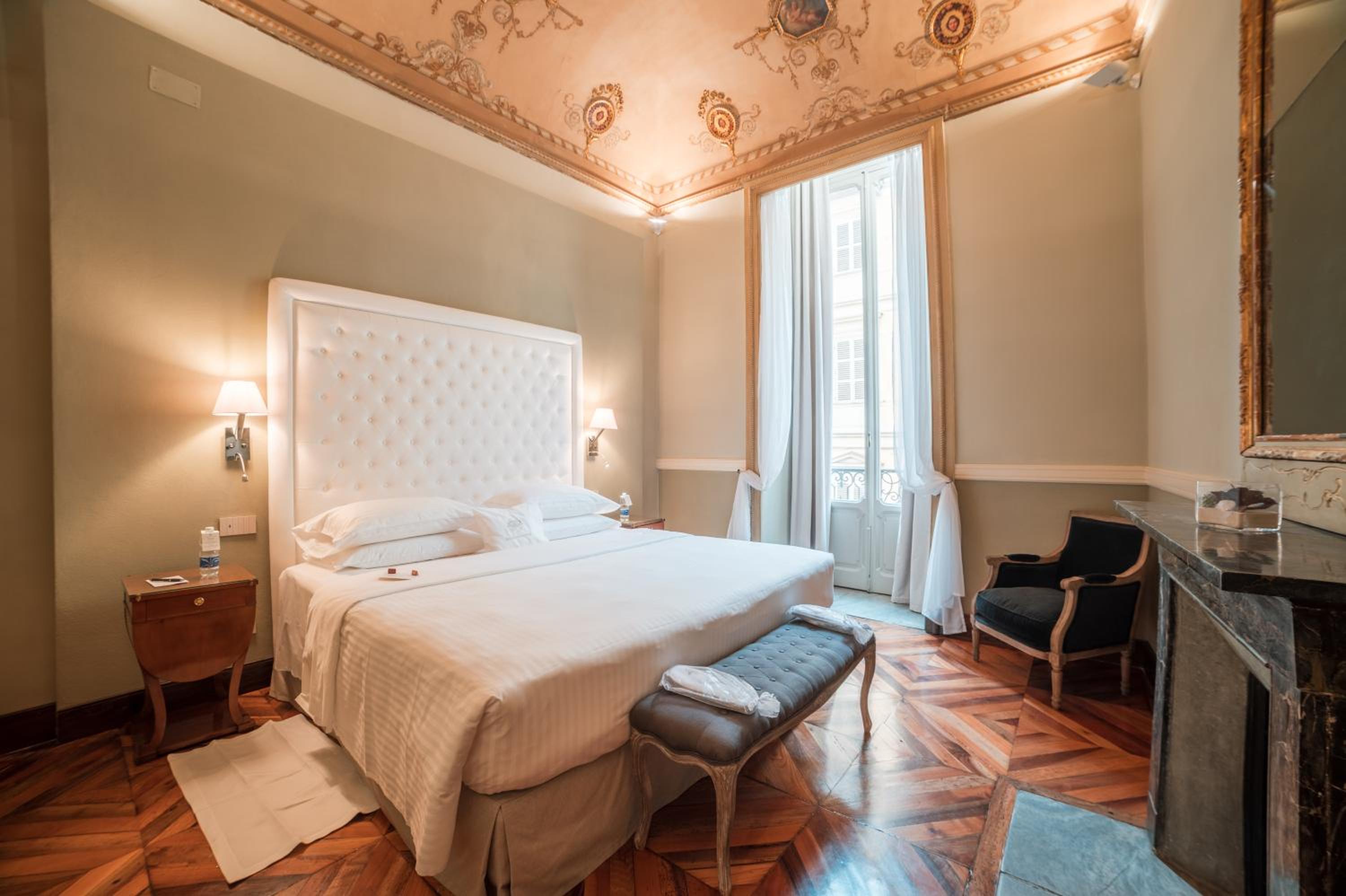 Deluxe King Suite - Photo 9