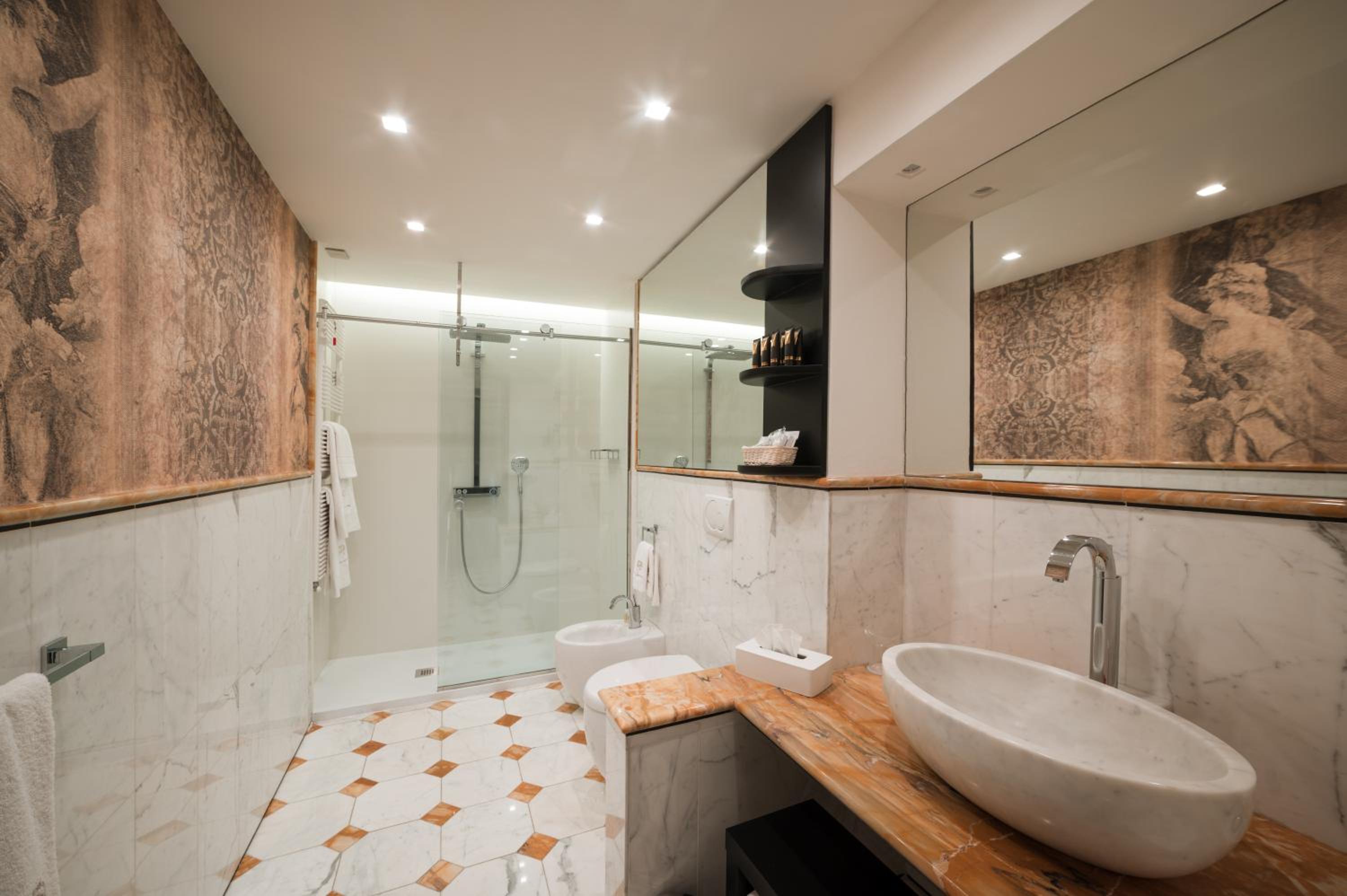 Deluxe King Suite - Photo 10