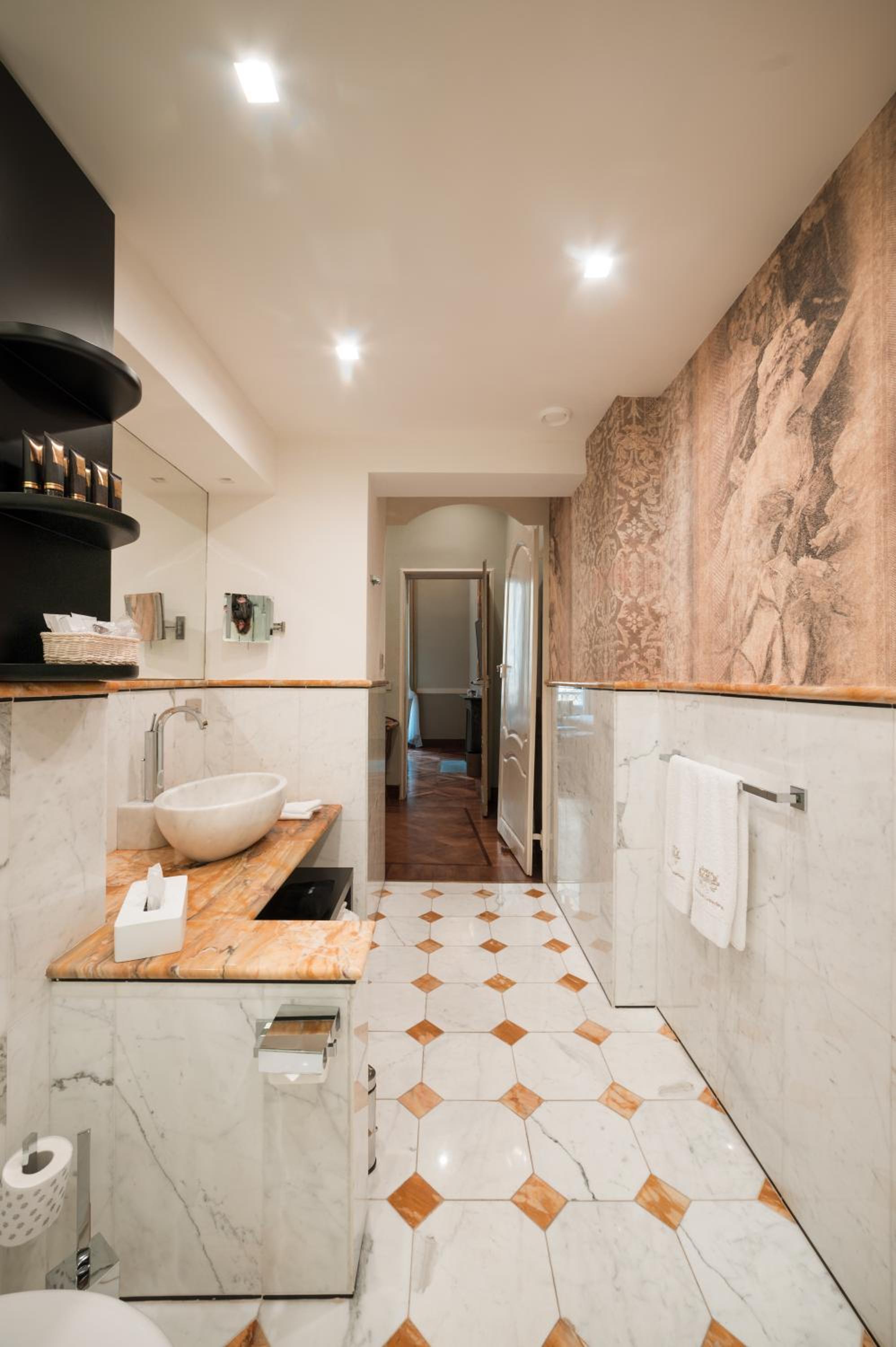 Deluxe King Suite - Photo 11