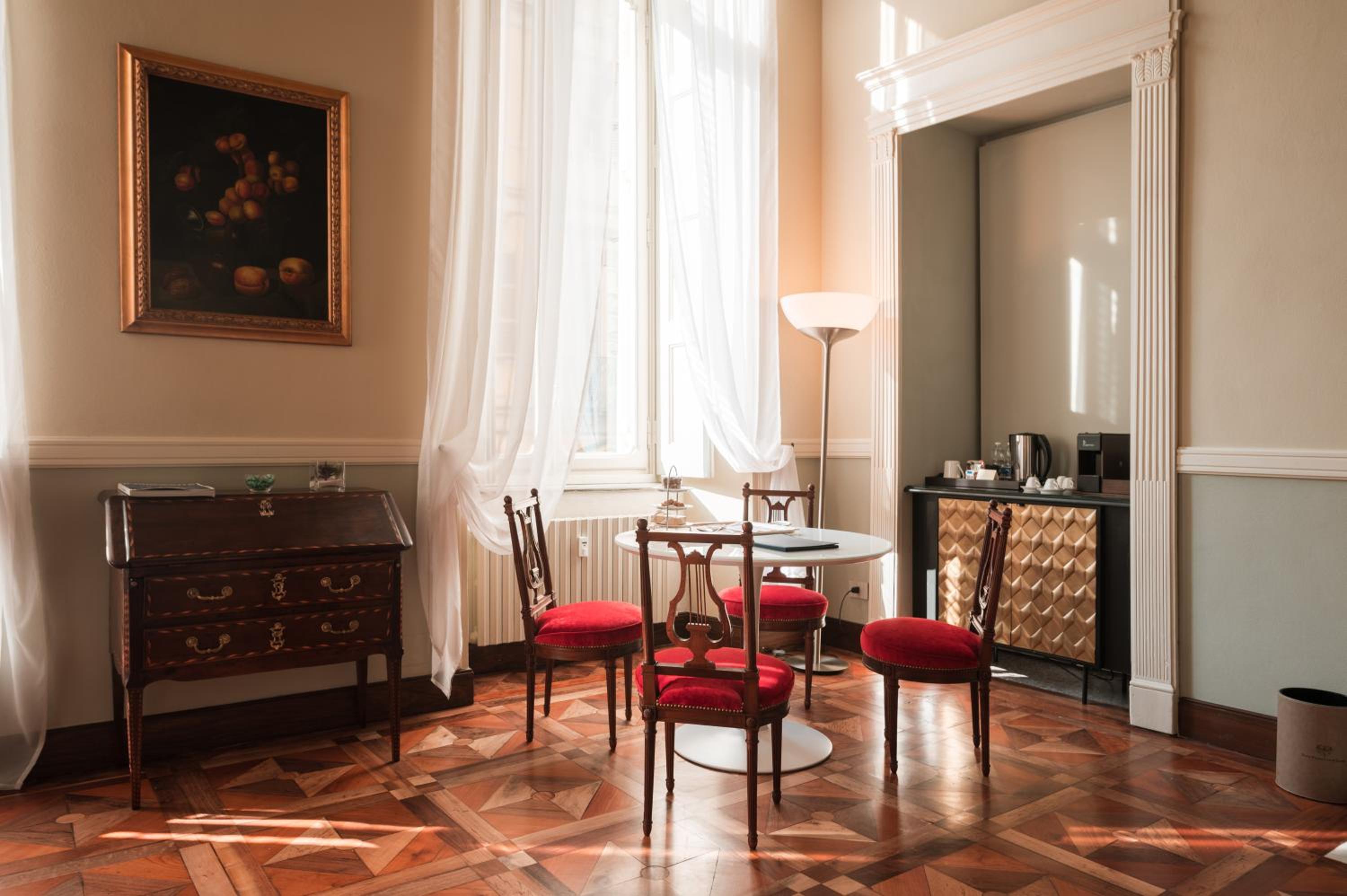 Deluxe King Suite - Photo 12