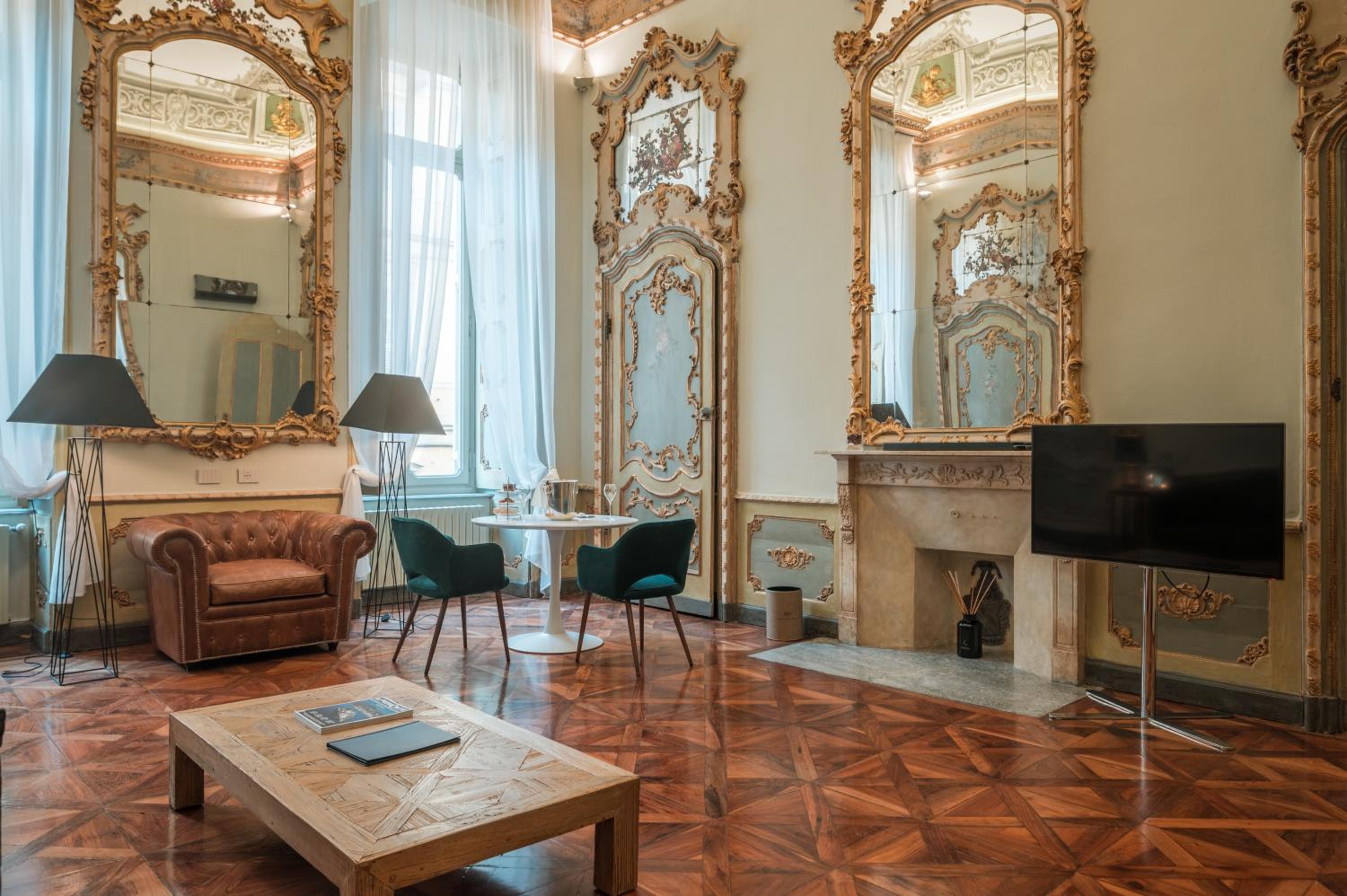 Deluxe King Suite - Photo 8