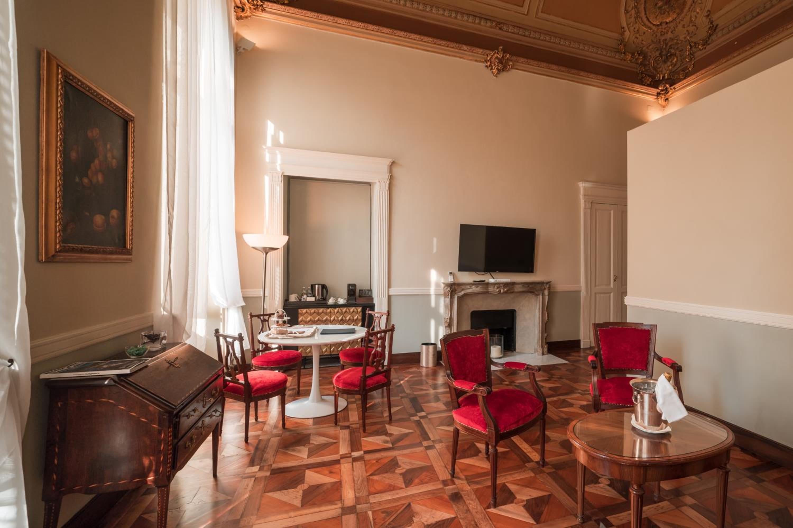 Deluxe King Suite - Photo 7