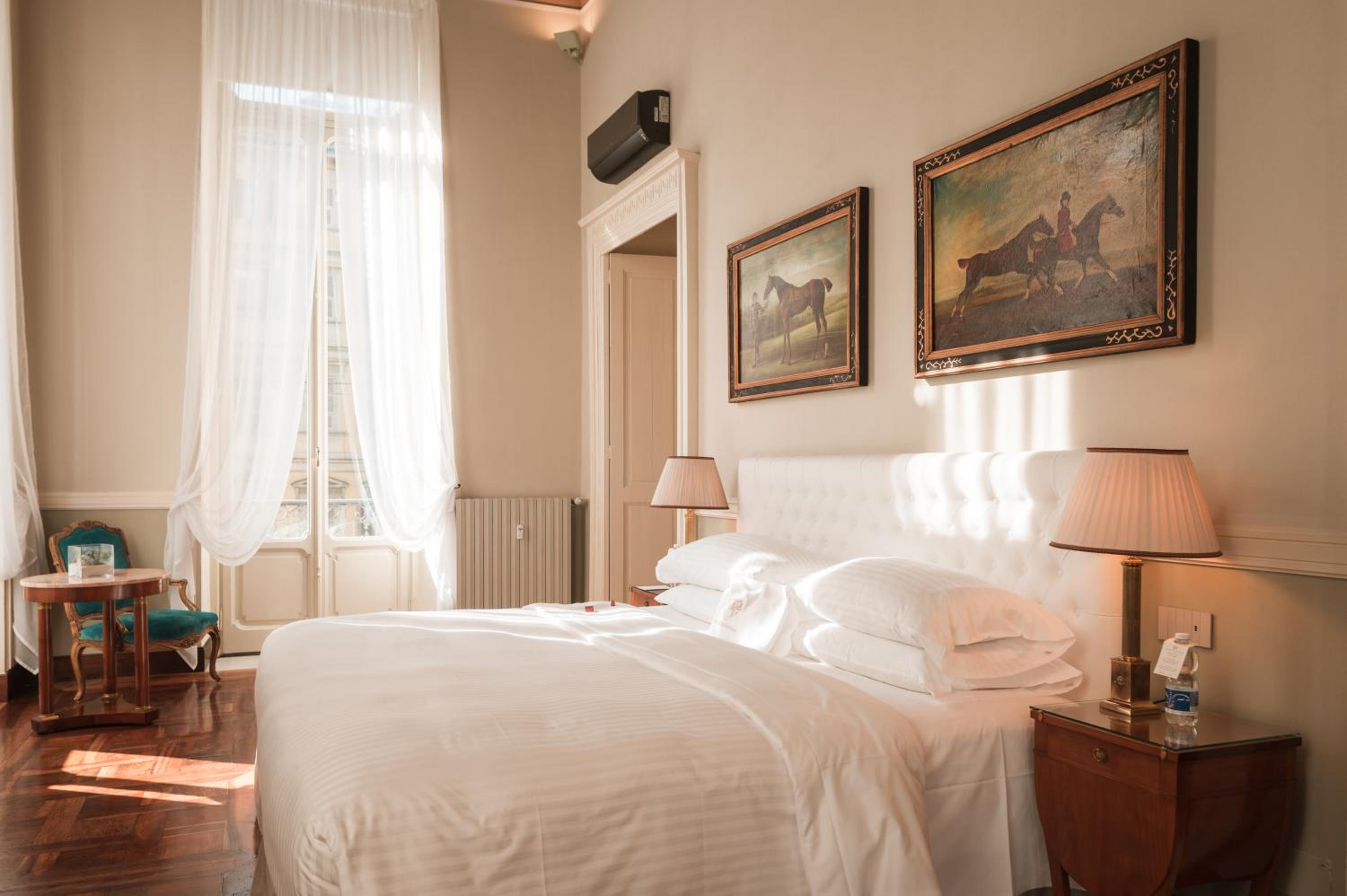 Deluxe King Suite - Photo 6