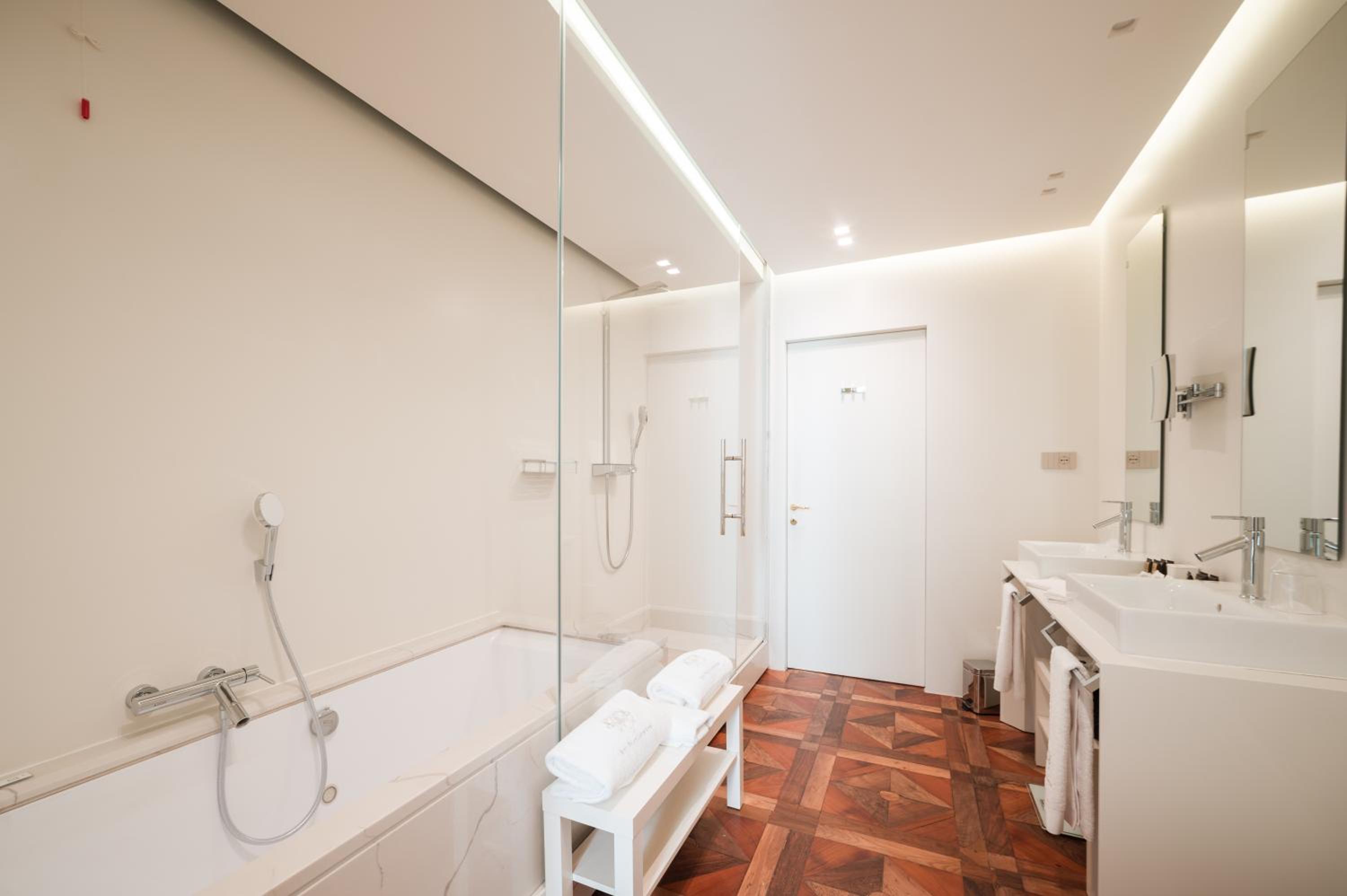 Deluxe King Suite - Photo 5