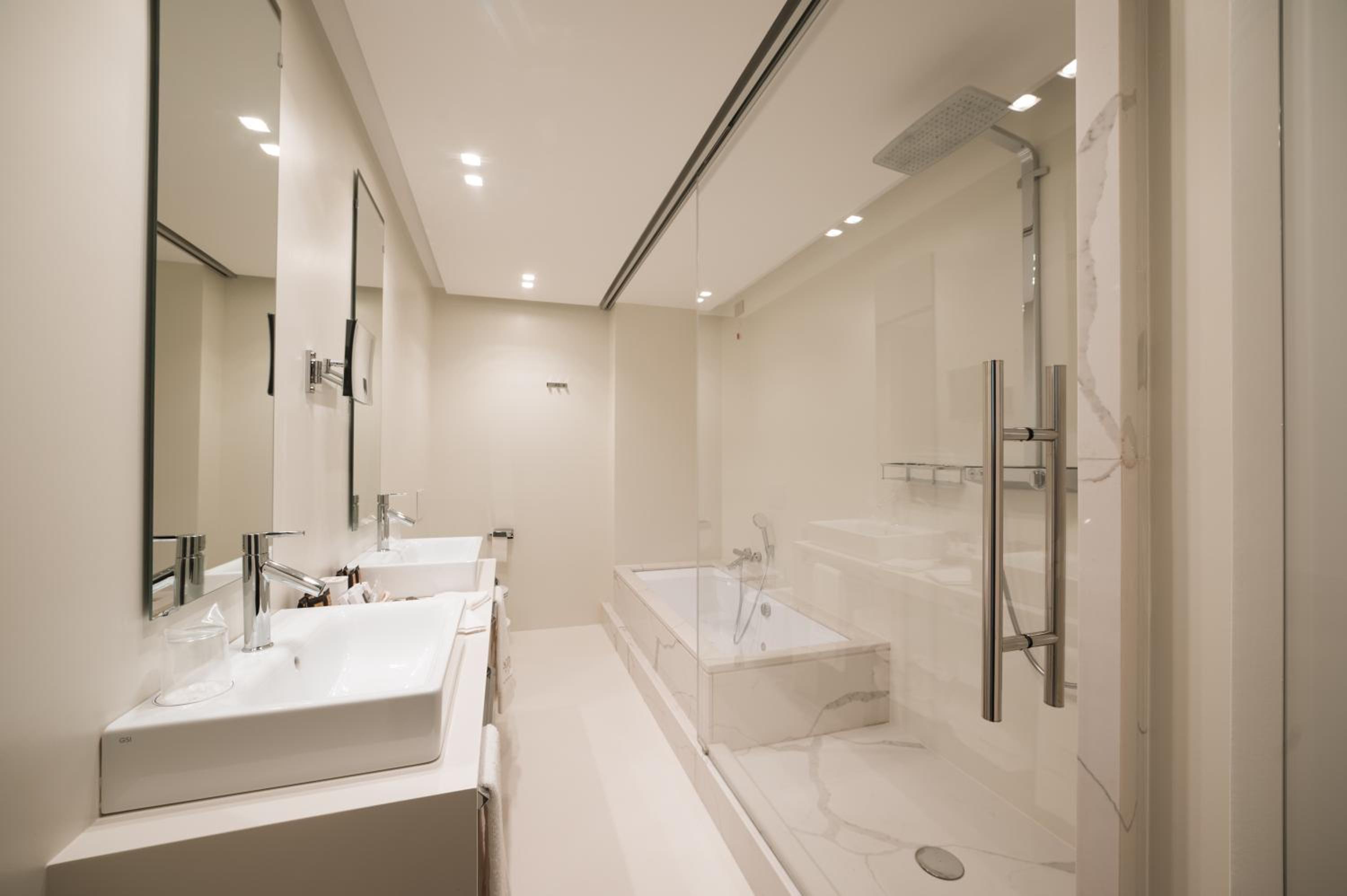 One-Bedroom Suite - Photo 16