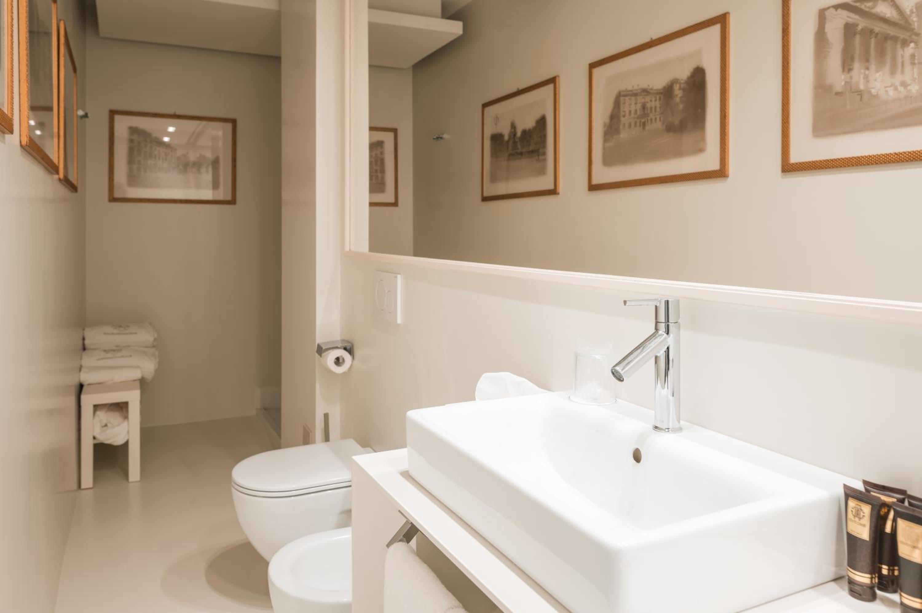 One-Bedroom Suite - Photo 2