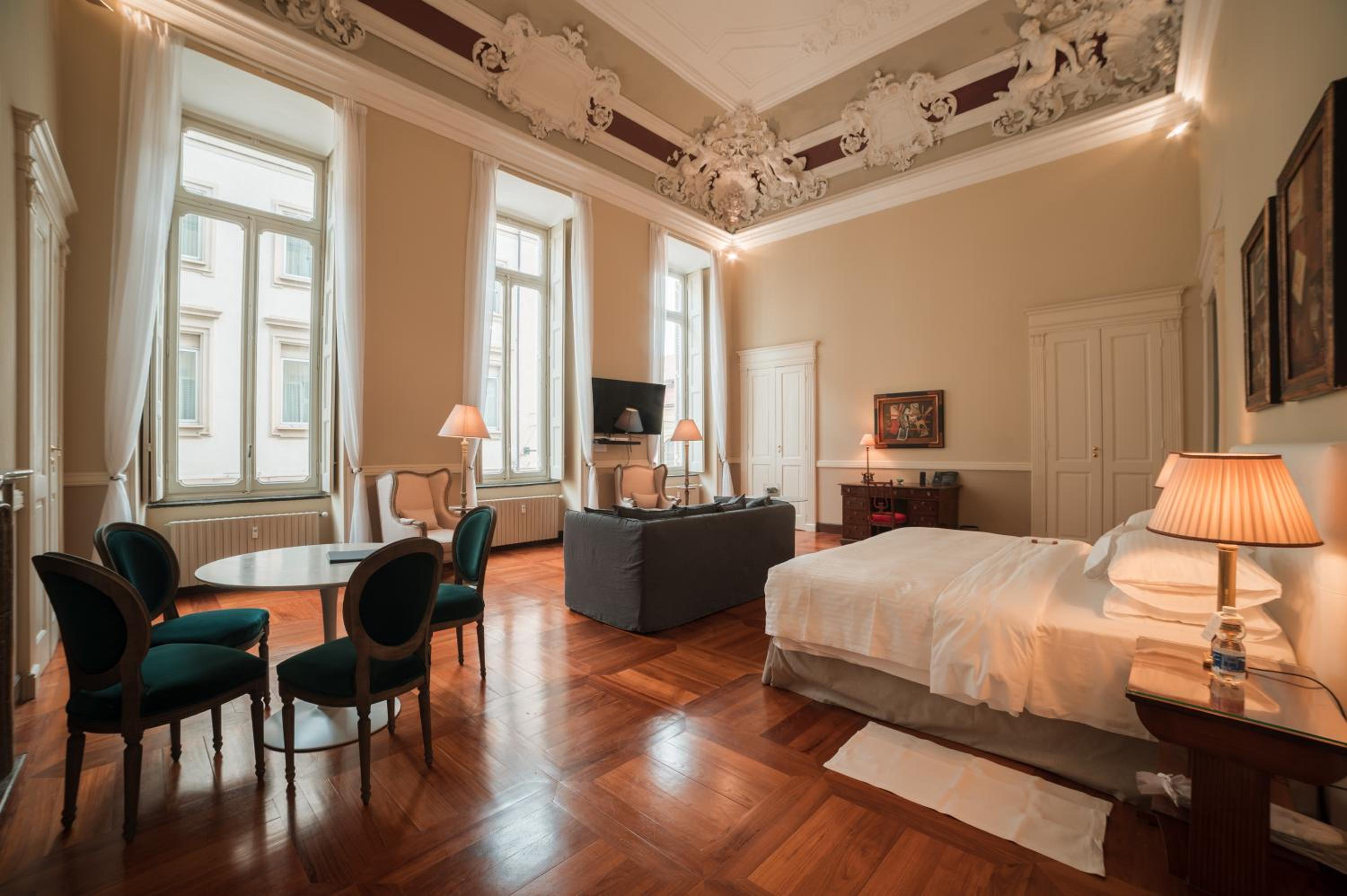 One-Bedroom Suite - Photo 13