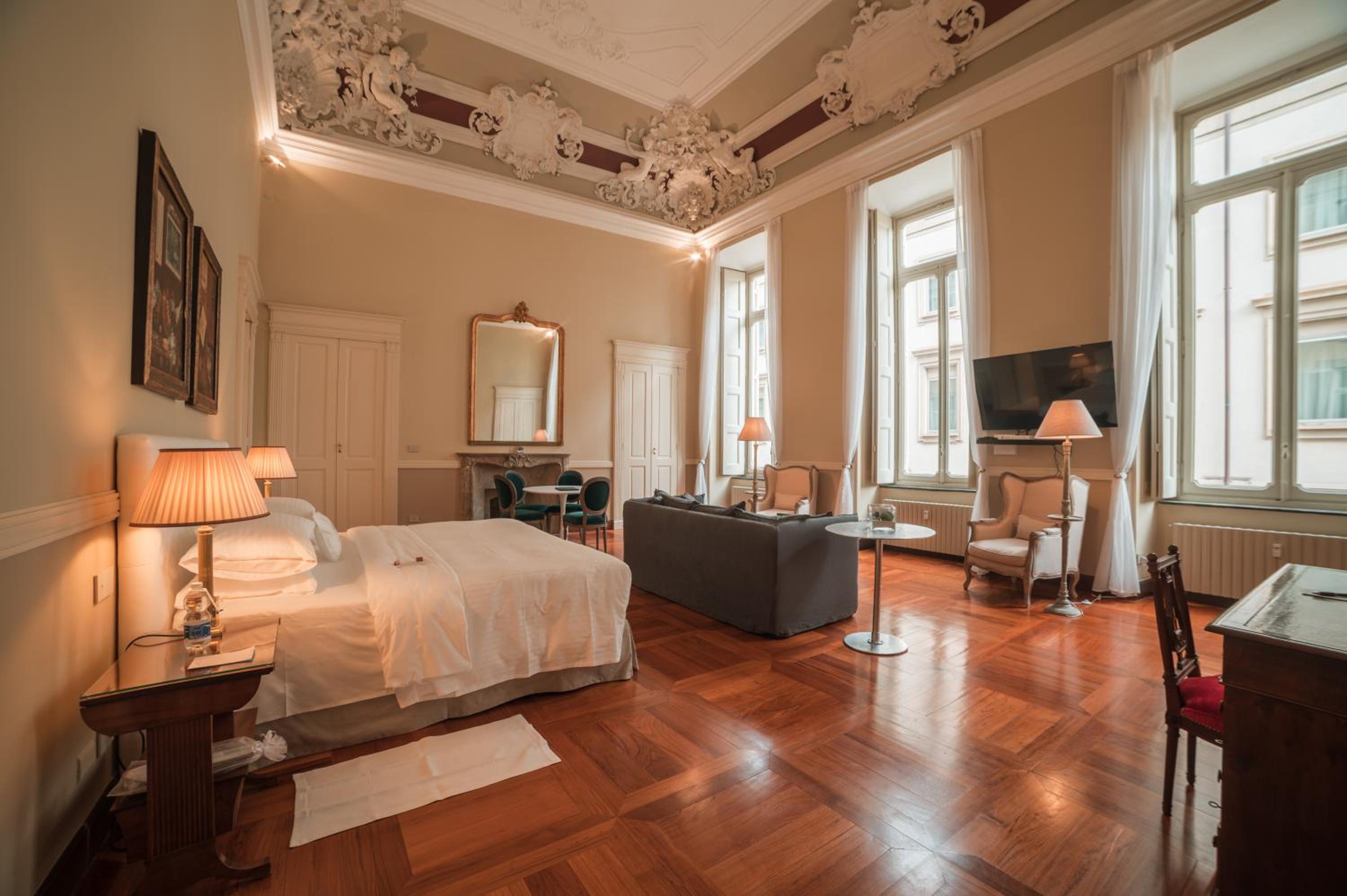 One-Bedroom Suite - Photo 12