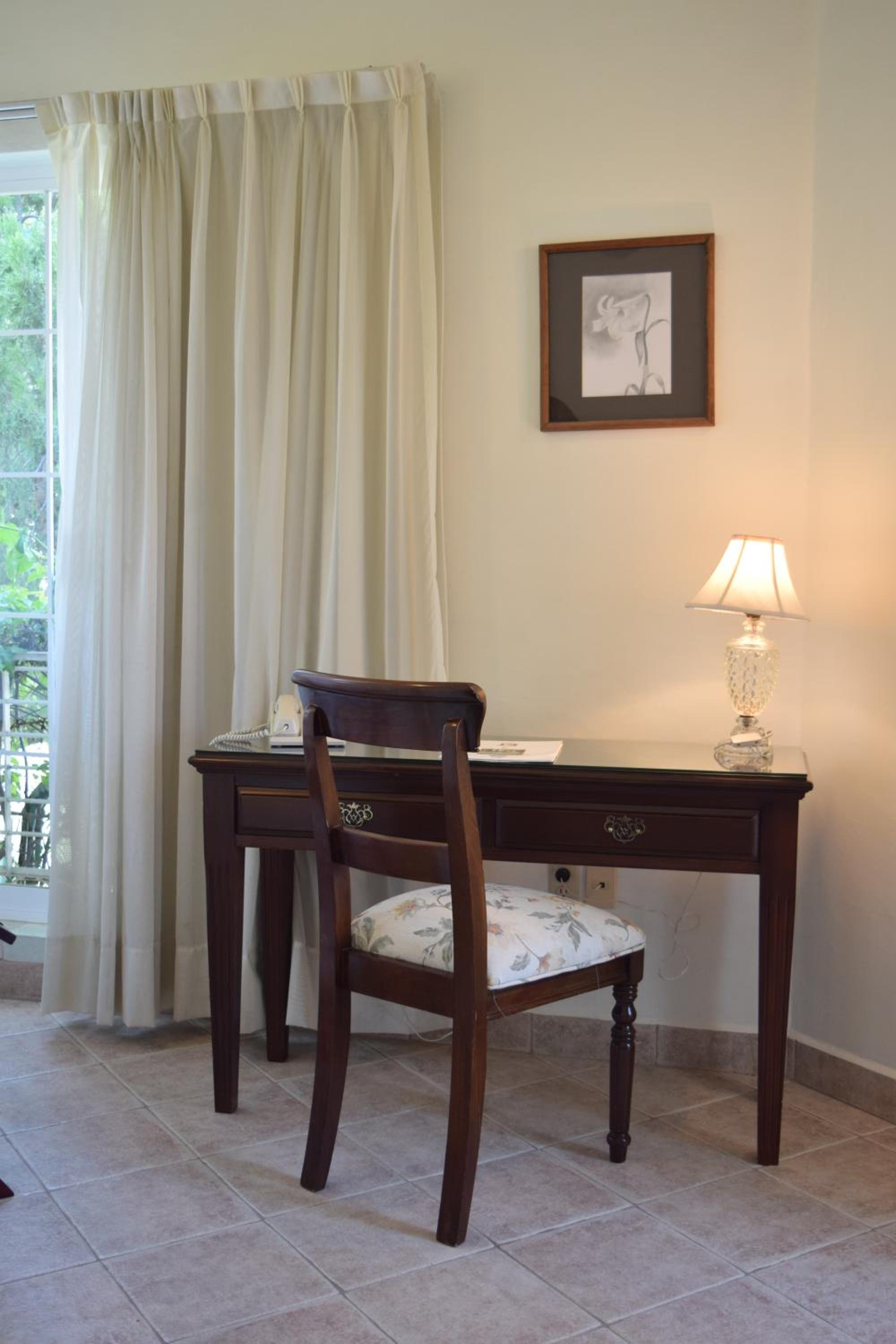 Deluxe Suite with Spa Bath - Photo 3