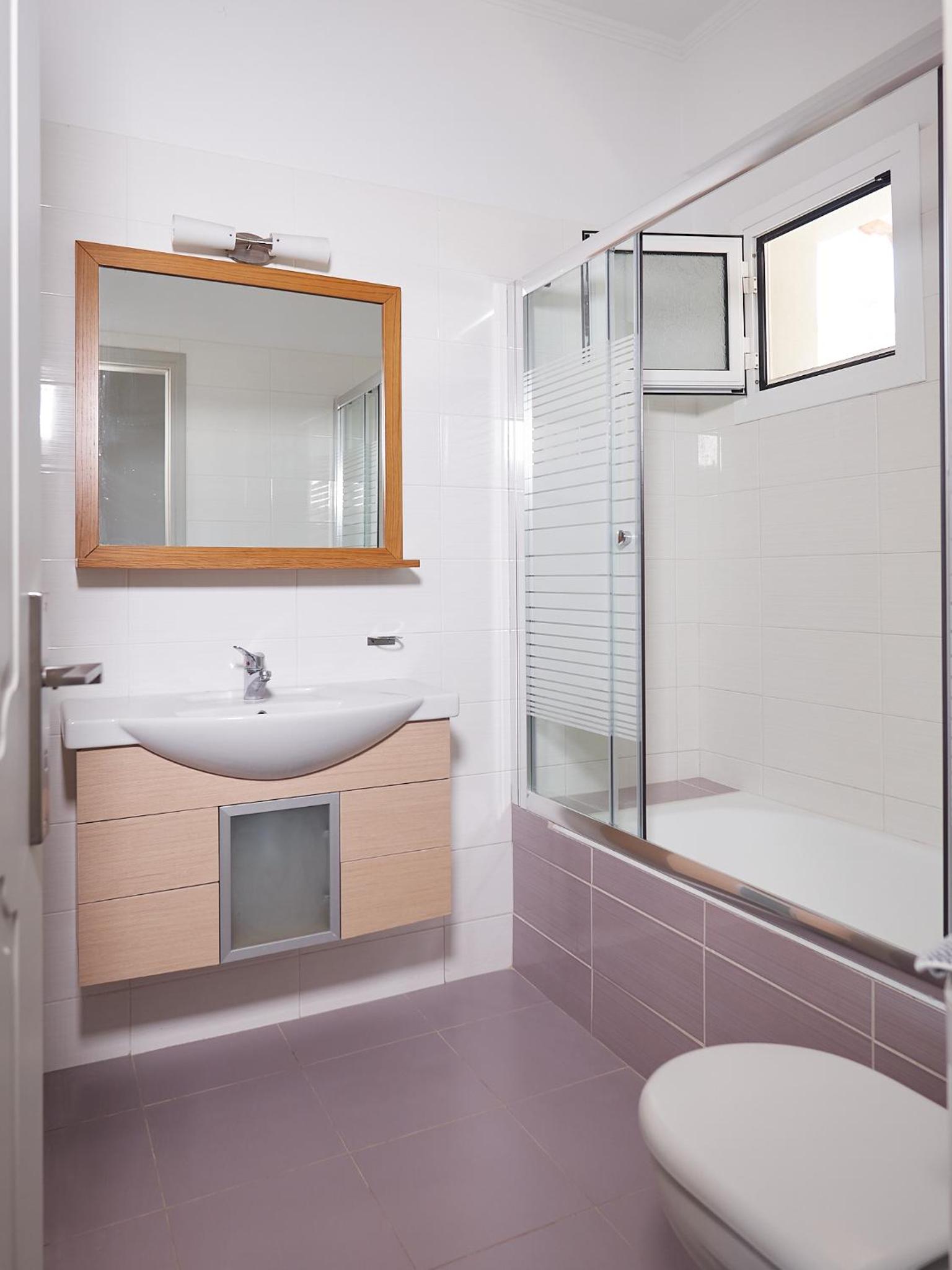 Two-Bedroom Apartment with Sea View (2 Adults + 2 Children) - Photo 8
