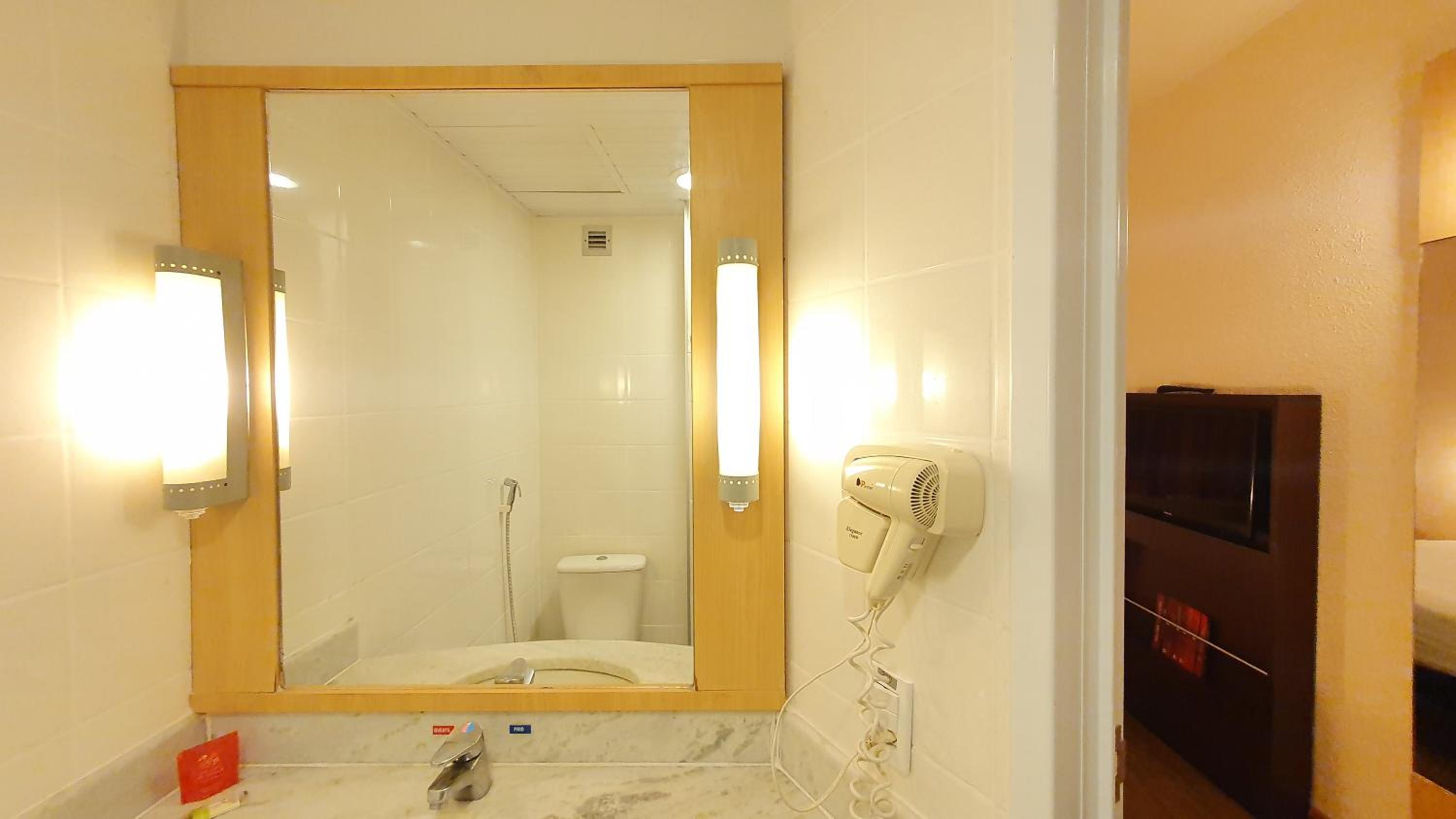 Standard Double Room - Photo 11