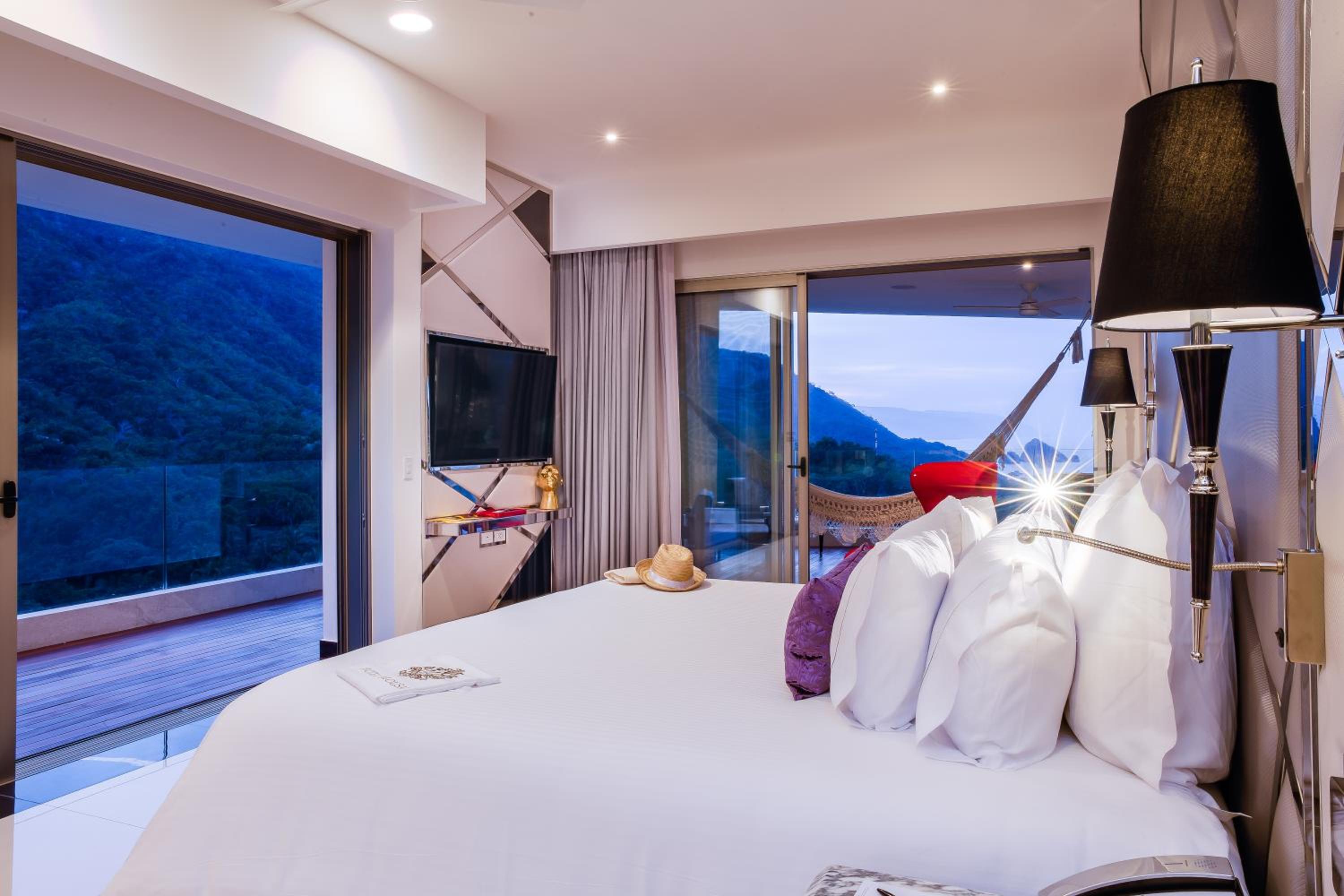 Ultra Mousai Corner Suite South