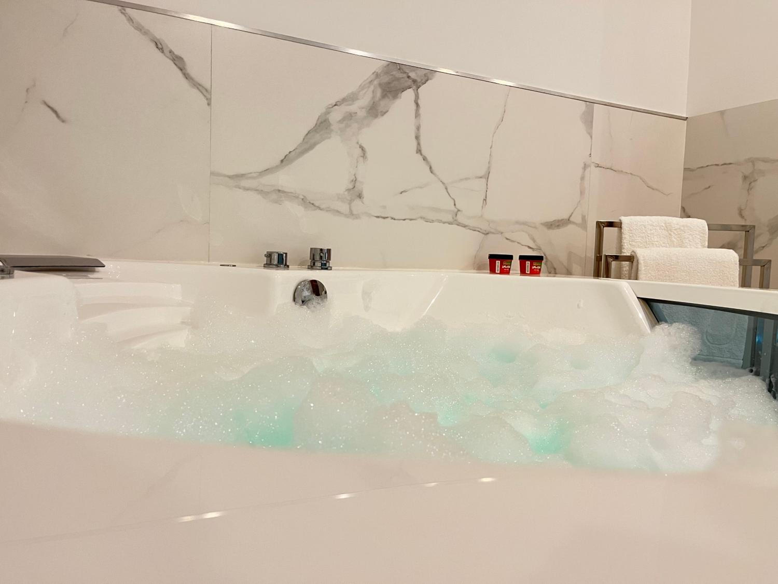 Double Room with Spa Bath - Photo 5