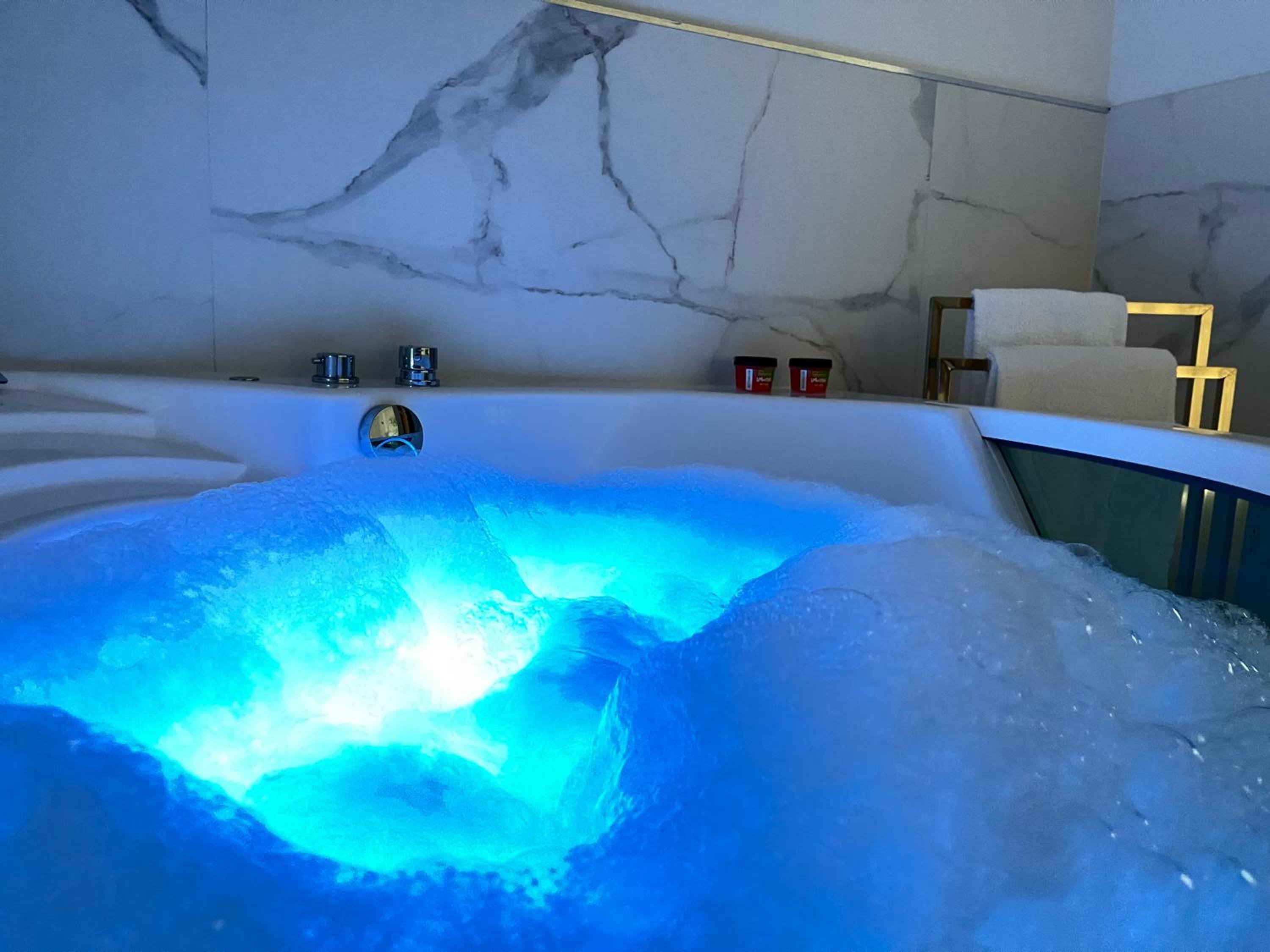 Double Room with Spa Bath - Photo 6