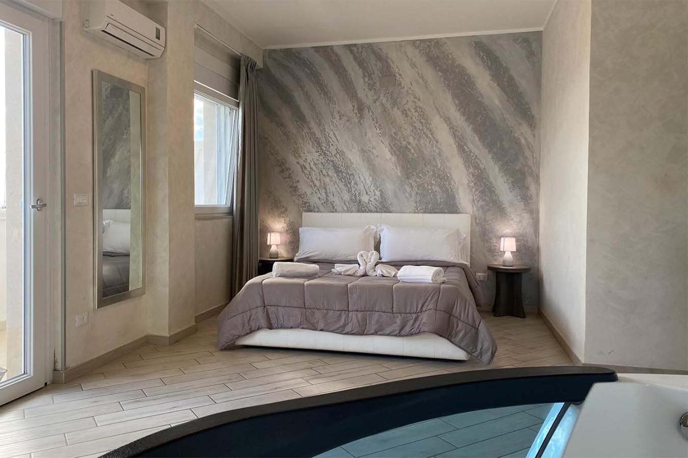 Suite with Spa Bath - Photo 12