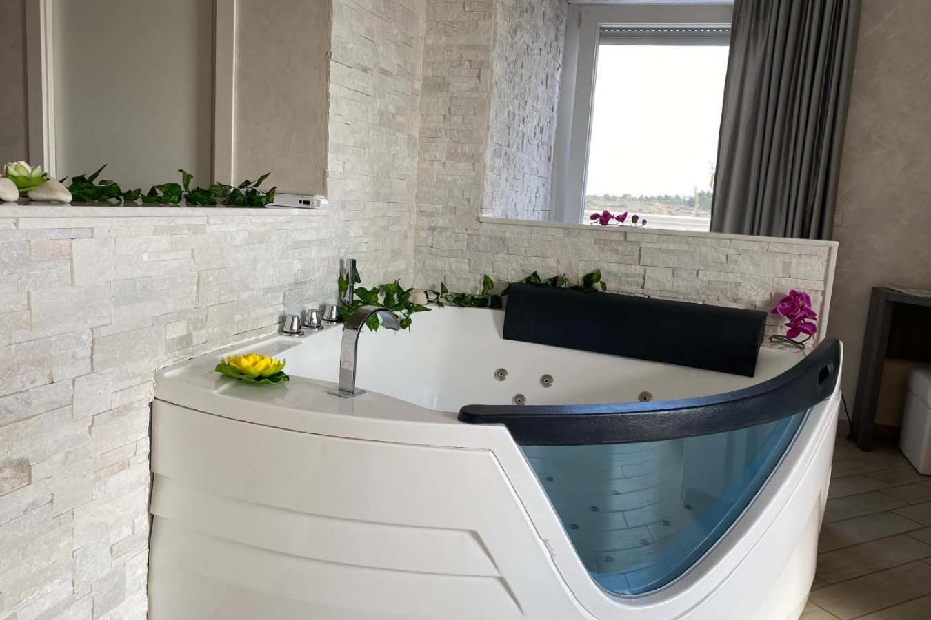 Suite with Spa Bath - Photo 7