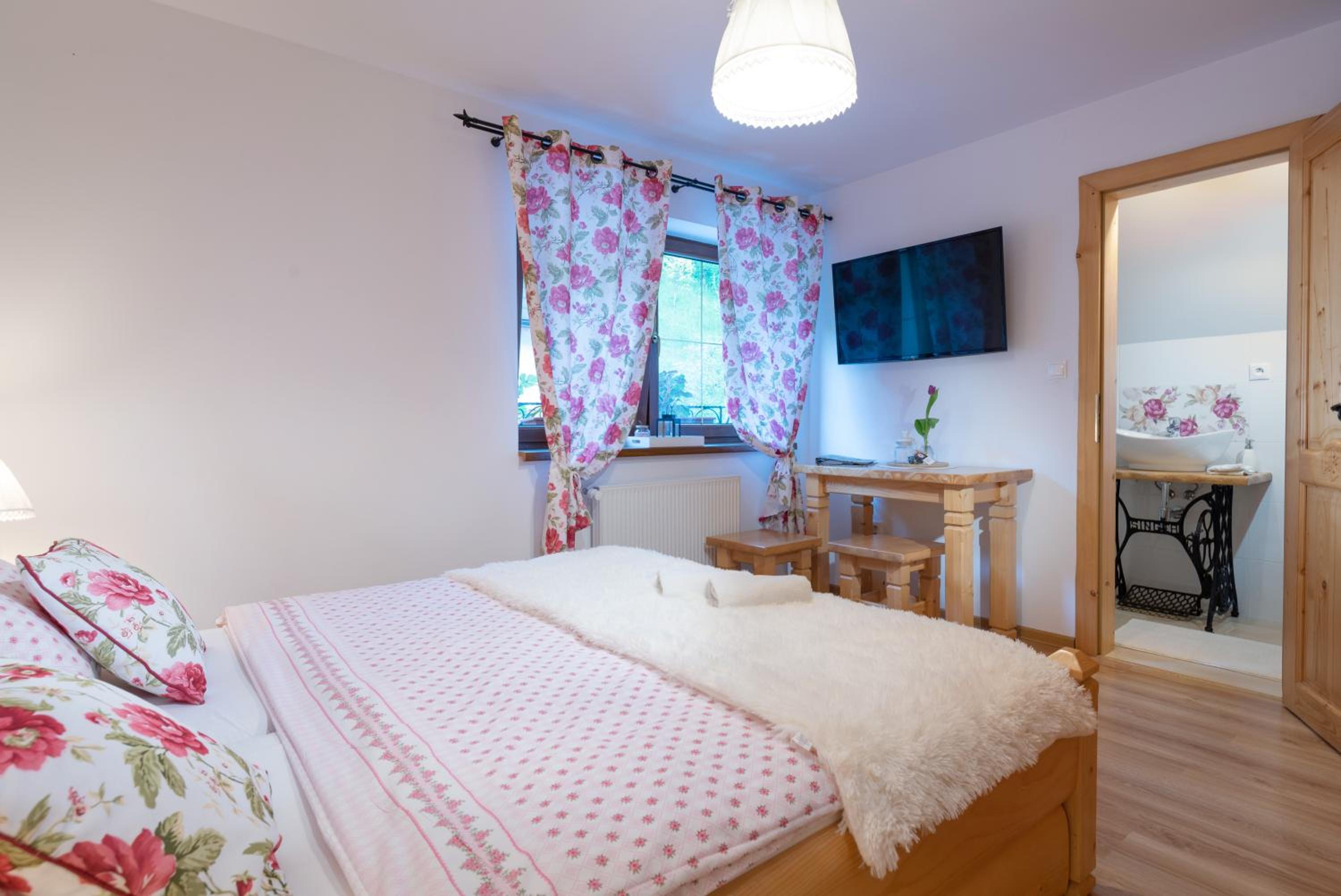 Deluxe Double Room with Shower - Photo 7