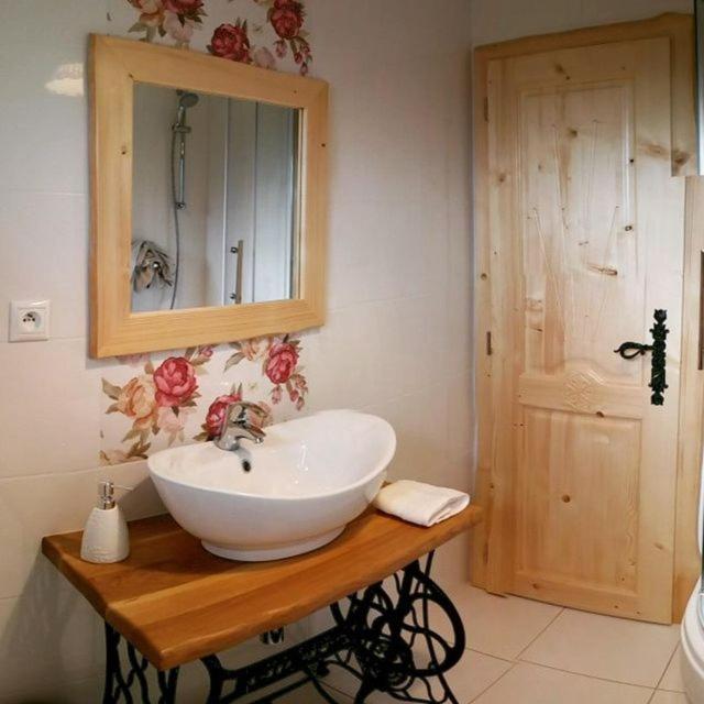 Deluxe Double Room with Shower - Photo 3