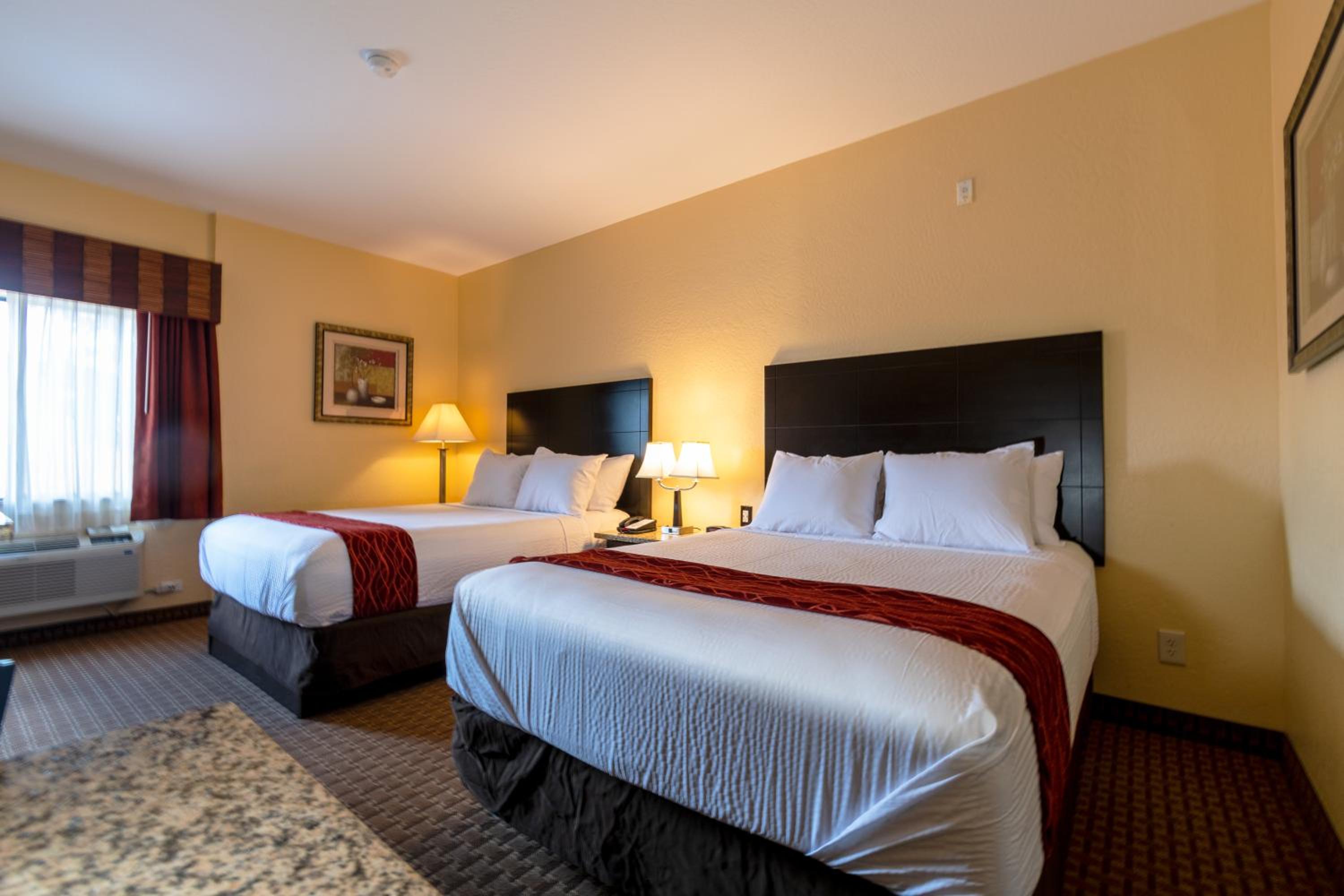 Queen Room with Two Queen Beds - Non-Smoking - Photo 6