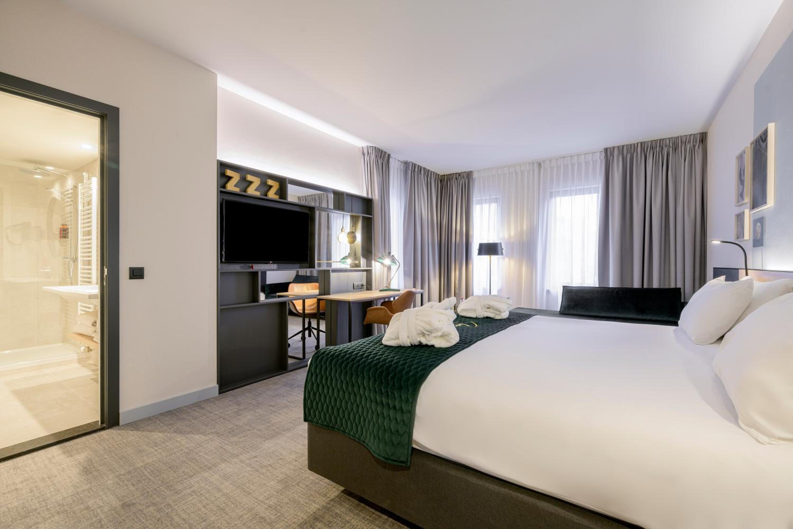 Standard King Room - Mid Floor - Photo 14