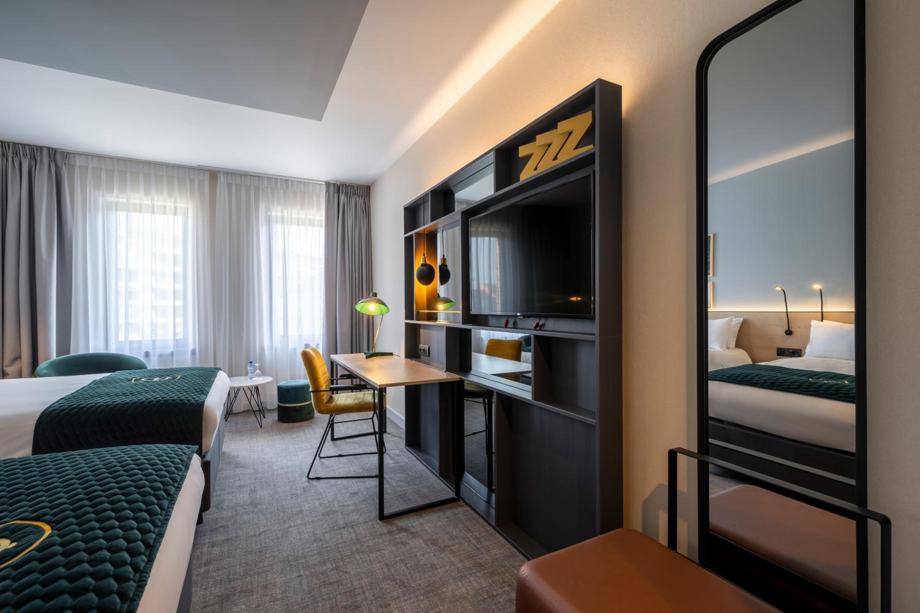 Deluxe Double Room with Two Double Beds - Non-Smoking - Photo 6