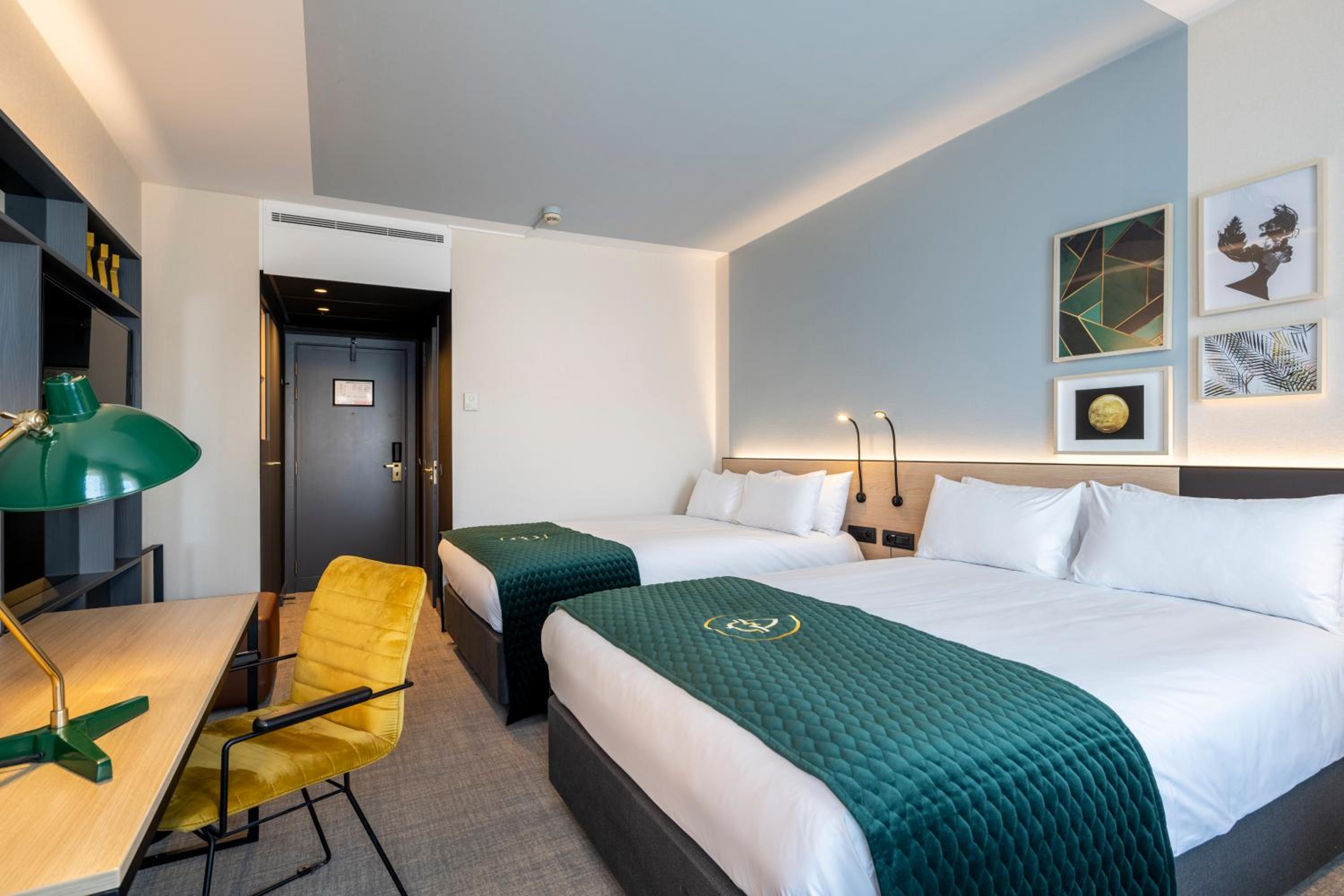 Deluxe Double Room with Two Double Beds - Non-Smoking - Photo 5