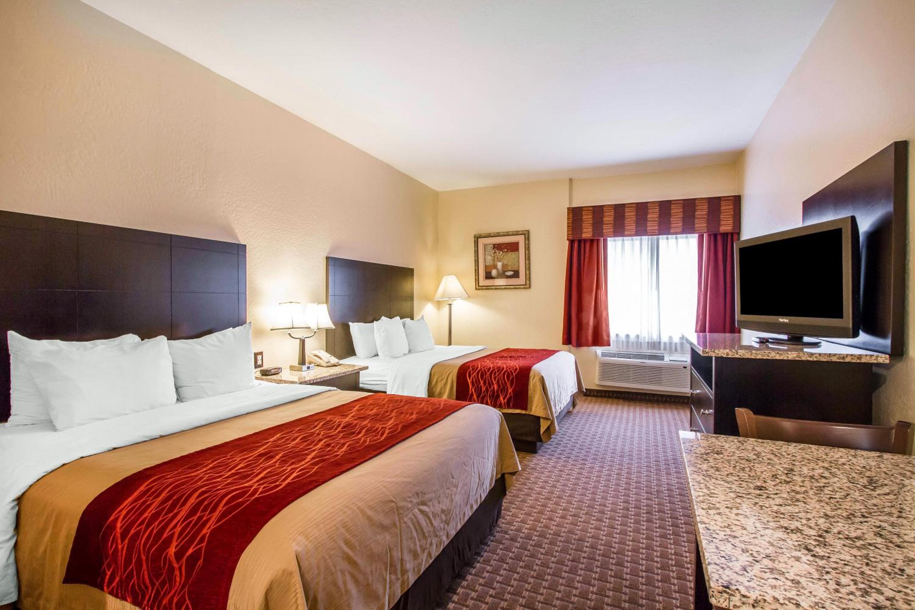 Queen Room with Two Queen Beds - Non-Smoking - Photo 7