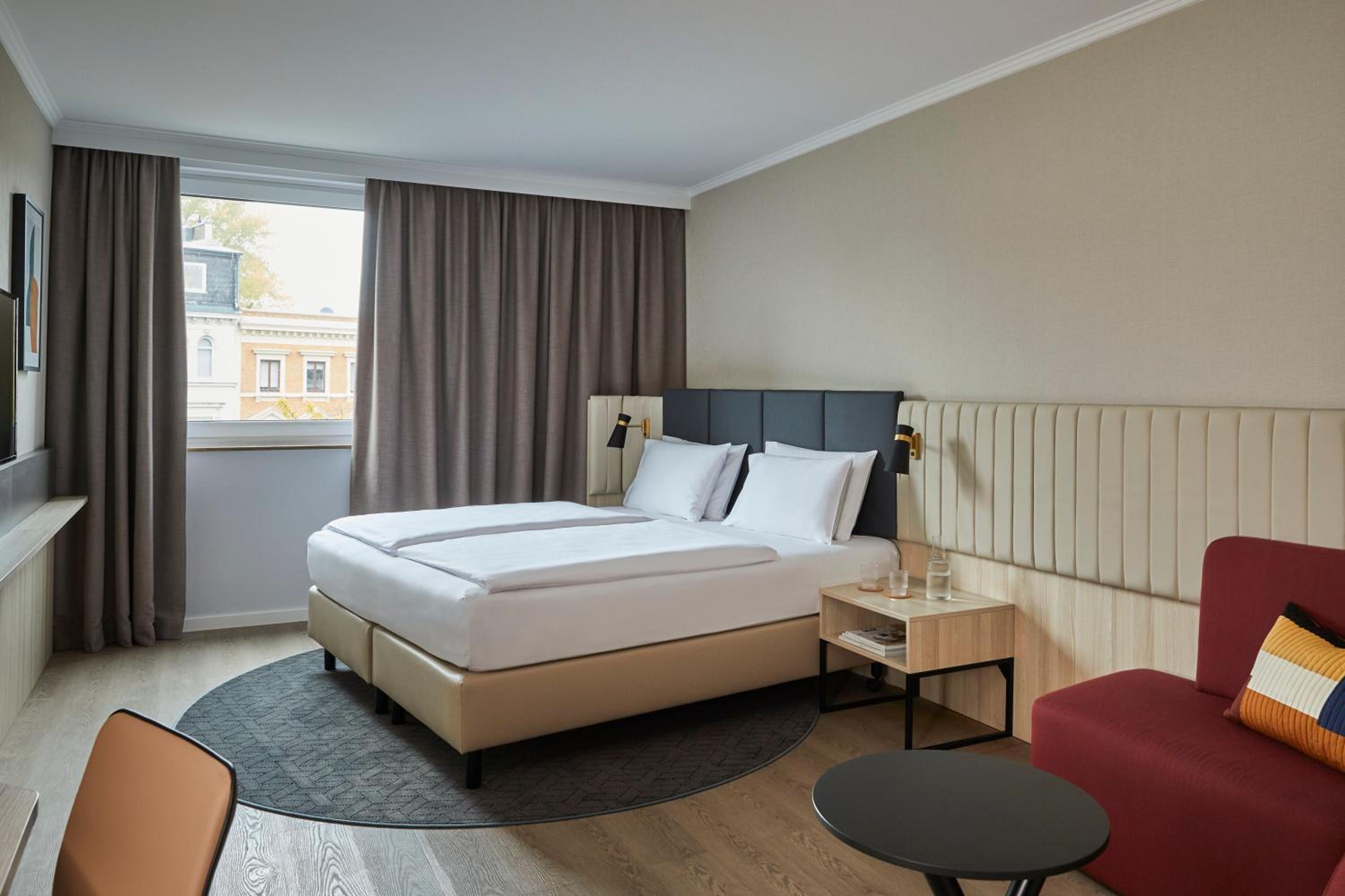 Premium King Room - Photo 11