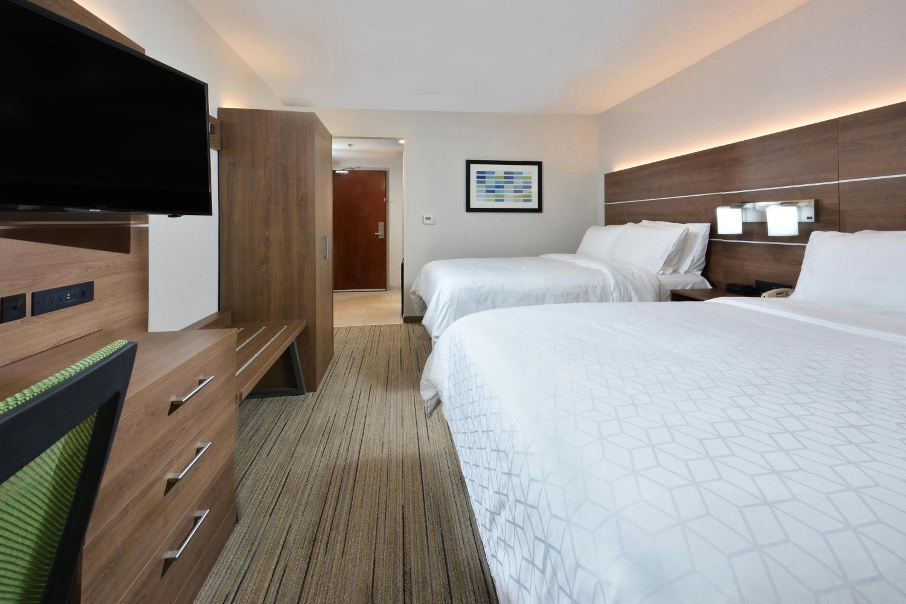 Standard Room with Two Queen Beds - Photo 6