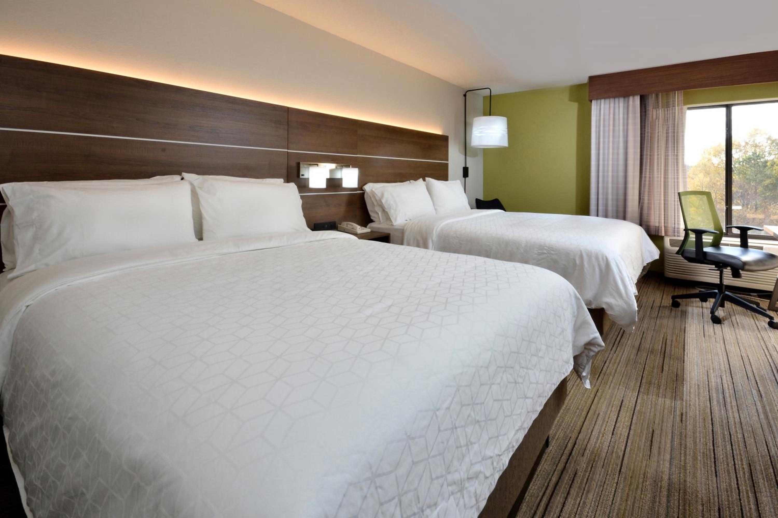Standard Room with Two Queen Beds - Photo 2
