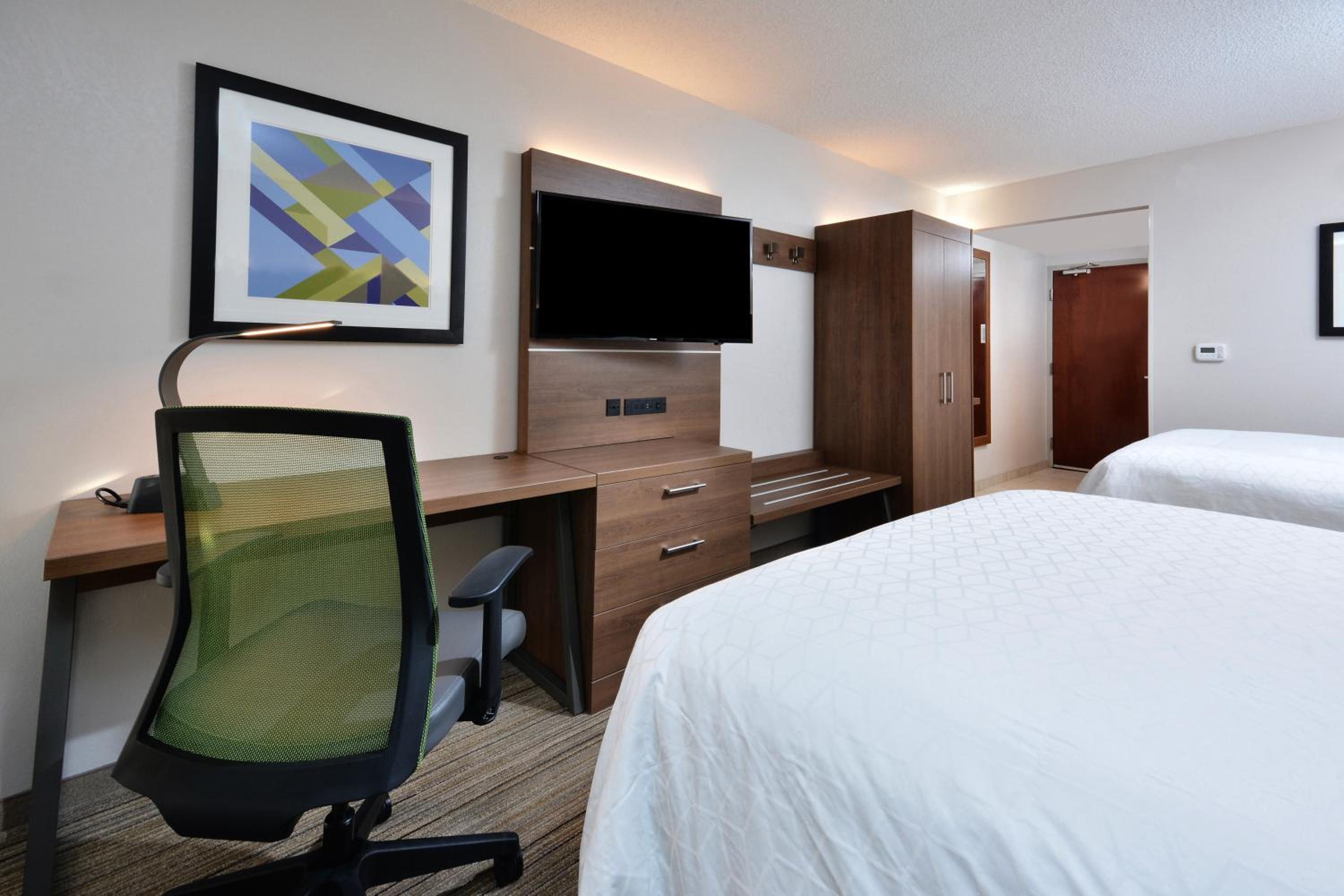Standard Room with Two Queen Beds - Photo 5