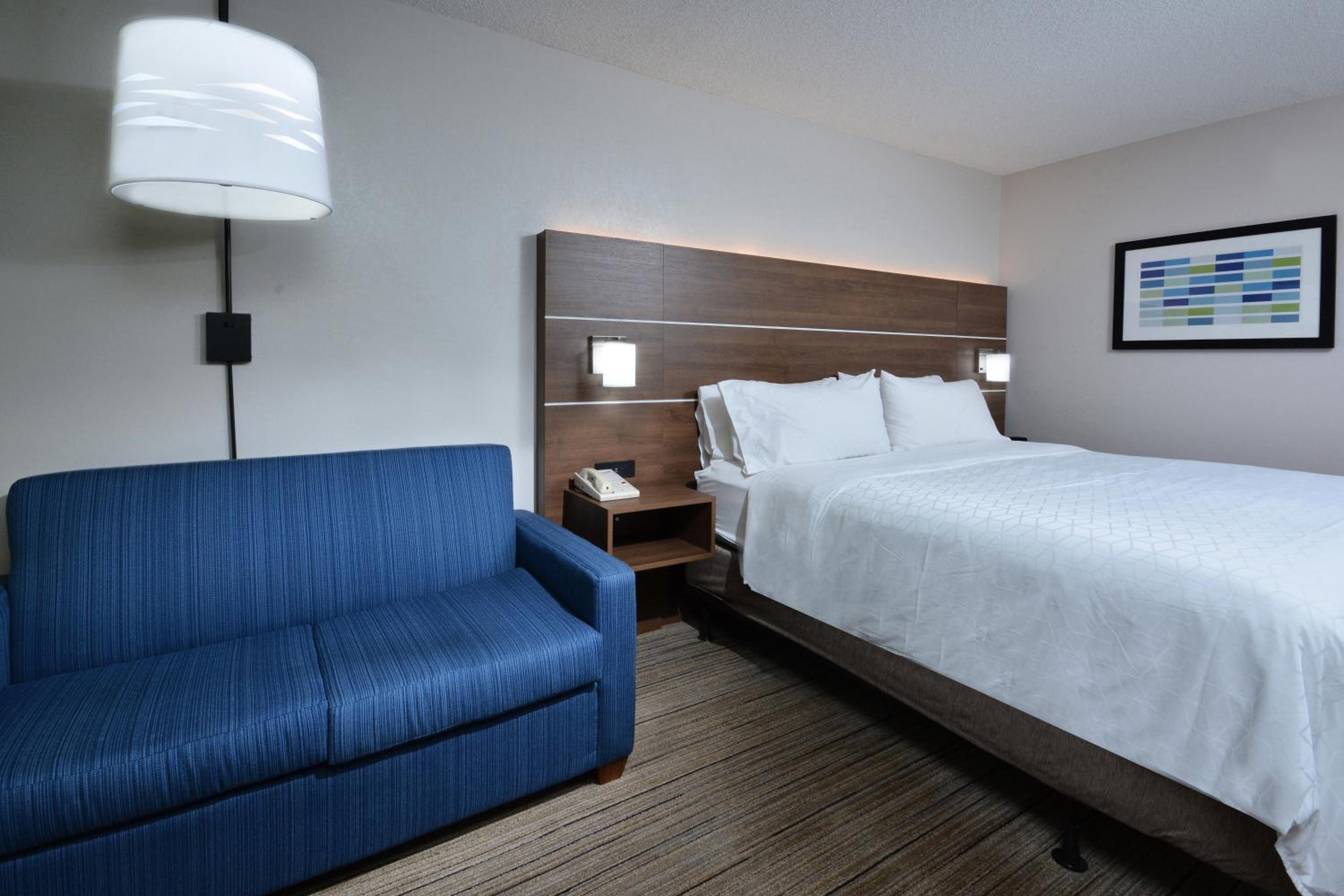 Standard King Room with Sofa Bed - Photo 1