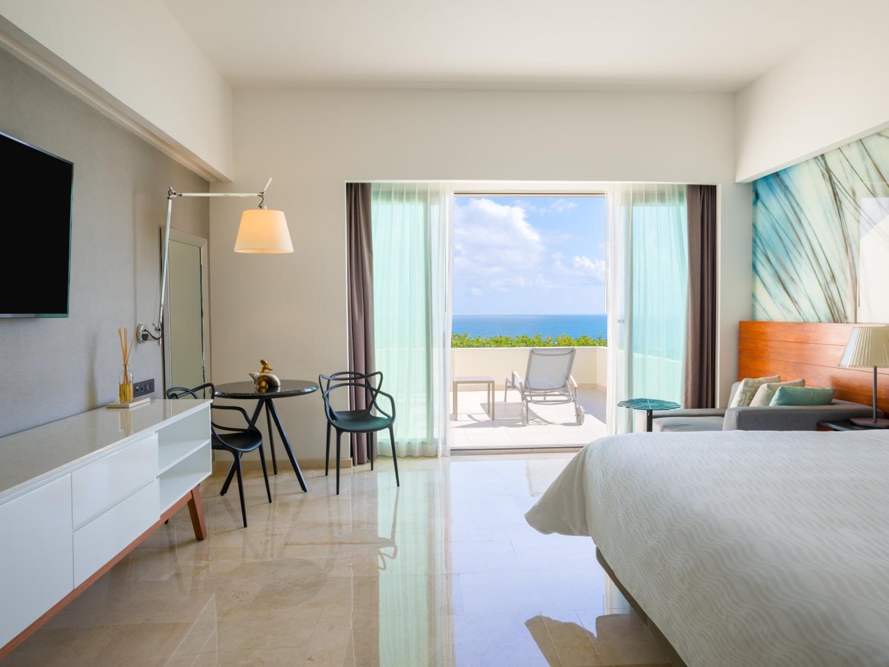 Suite, 1 King Bed, Jetted Tub, Oceanfront (Aqua)