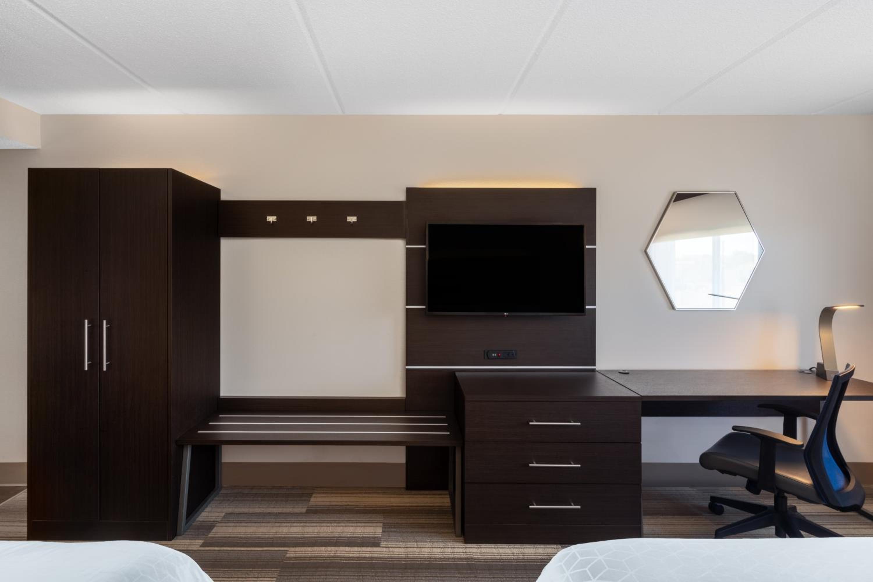 Standard Queen Room with Two Queen Beds - Photo 2