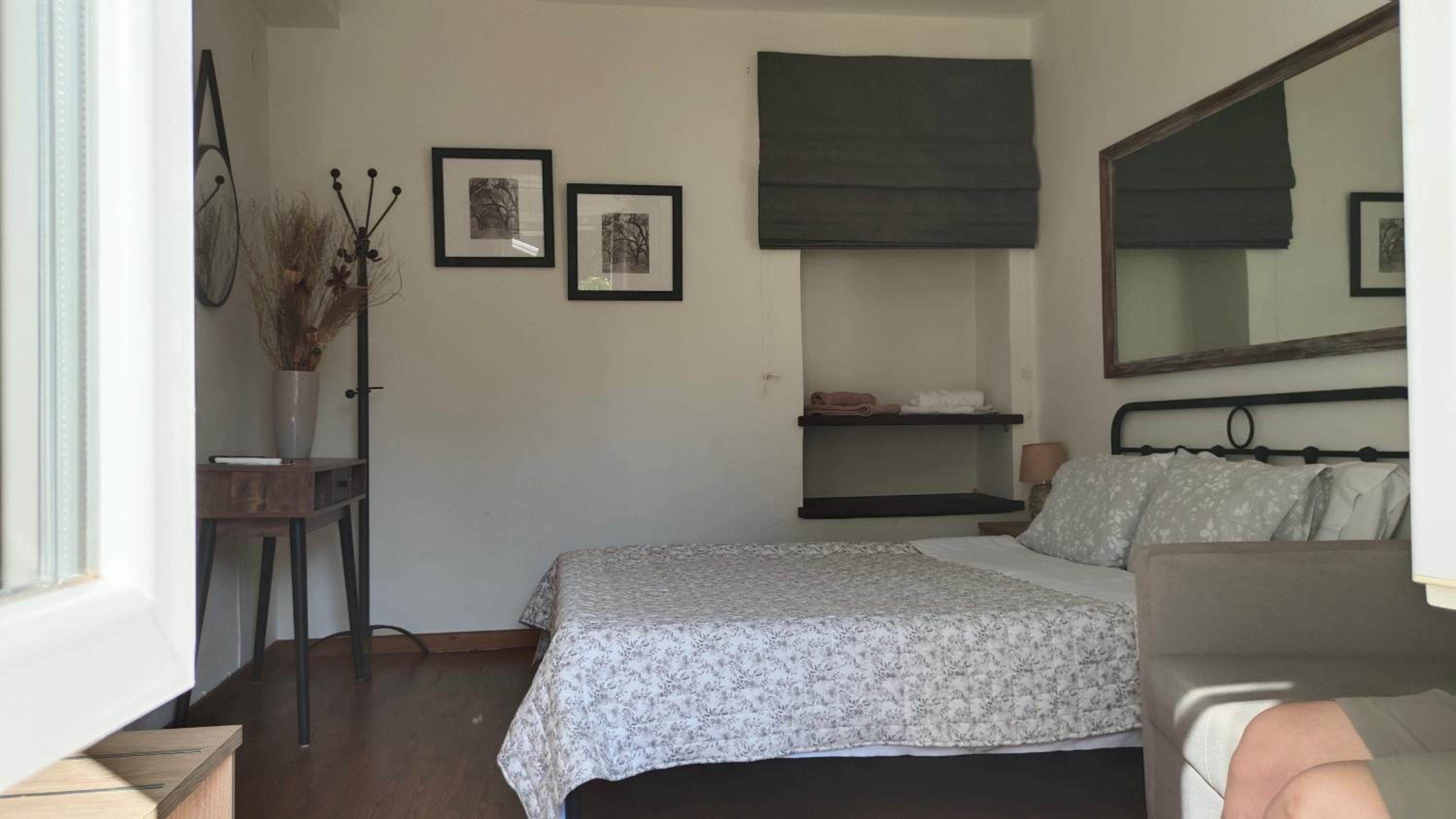 One-Bedroom House - Photo 27
