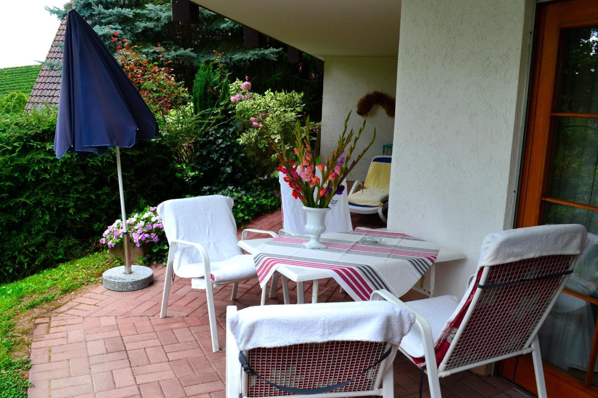 Two-Bedroom Deluxe Apartment with Garden View photo 2