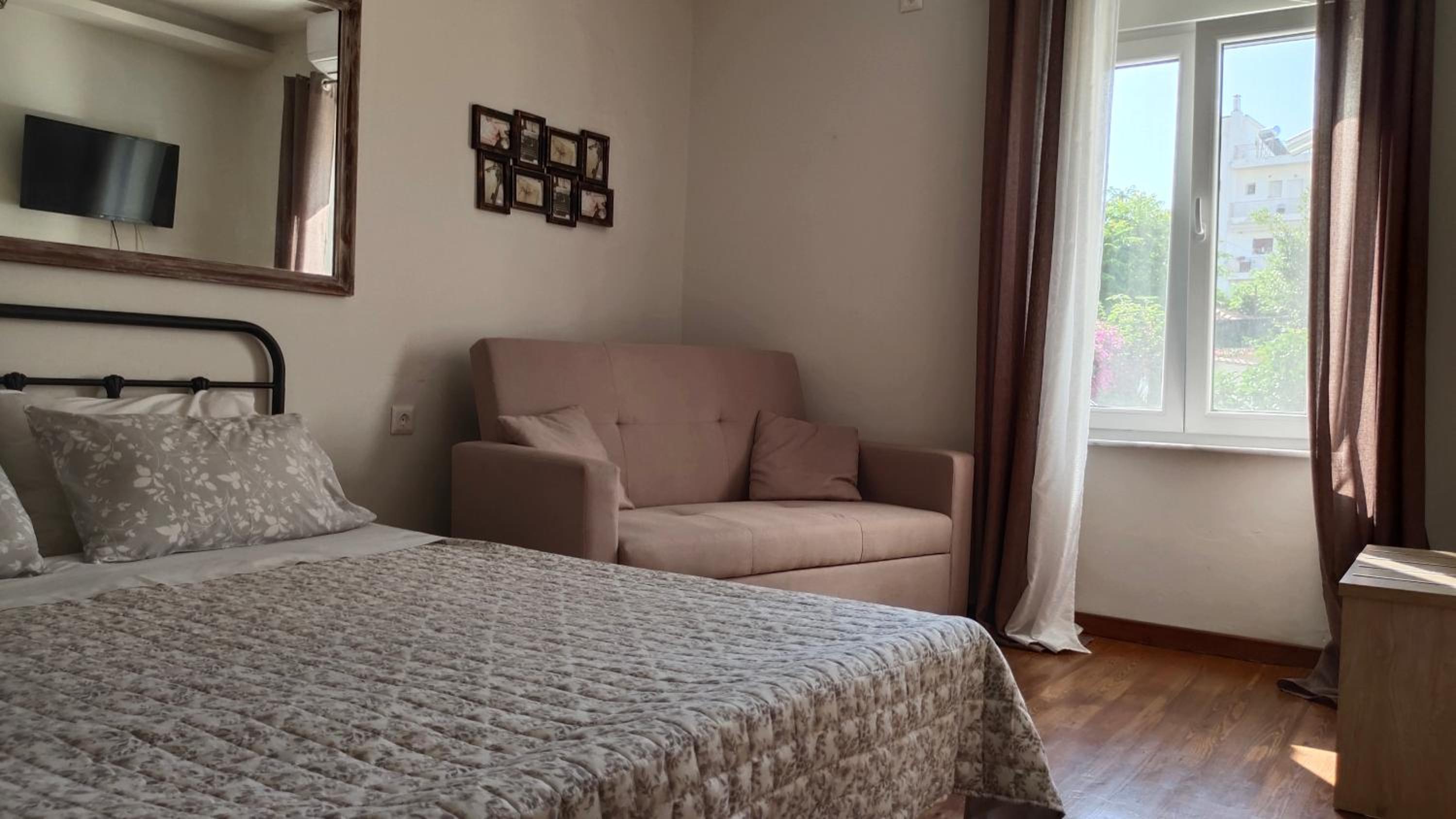 One-Bedroom House - Photo 28
