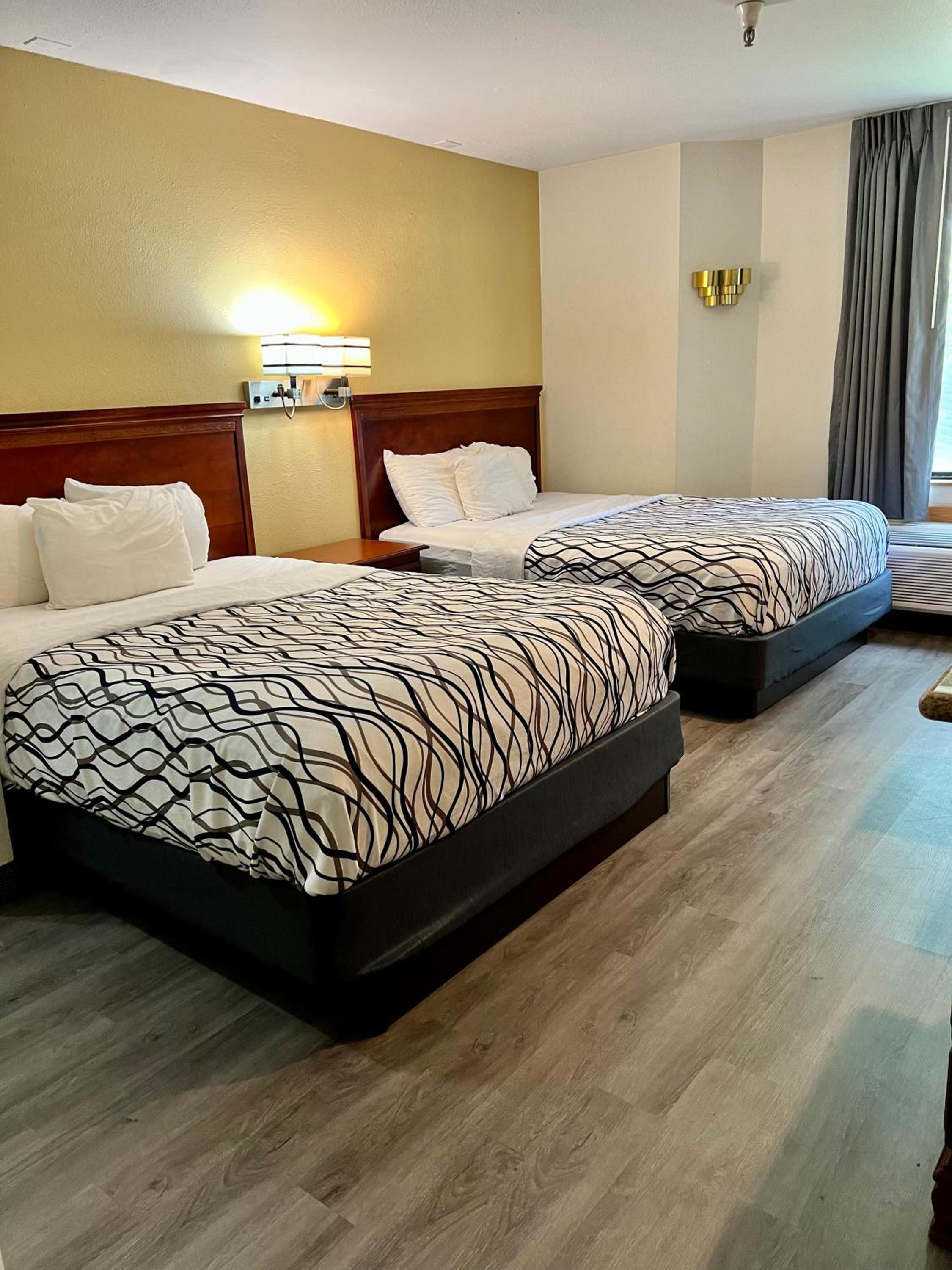 Queen Room with Two Queen Beds - Non-Smoking photo 3
