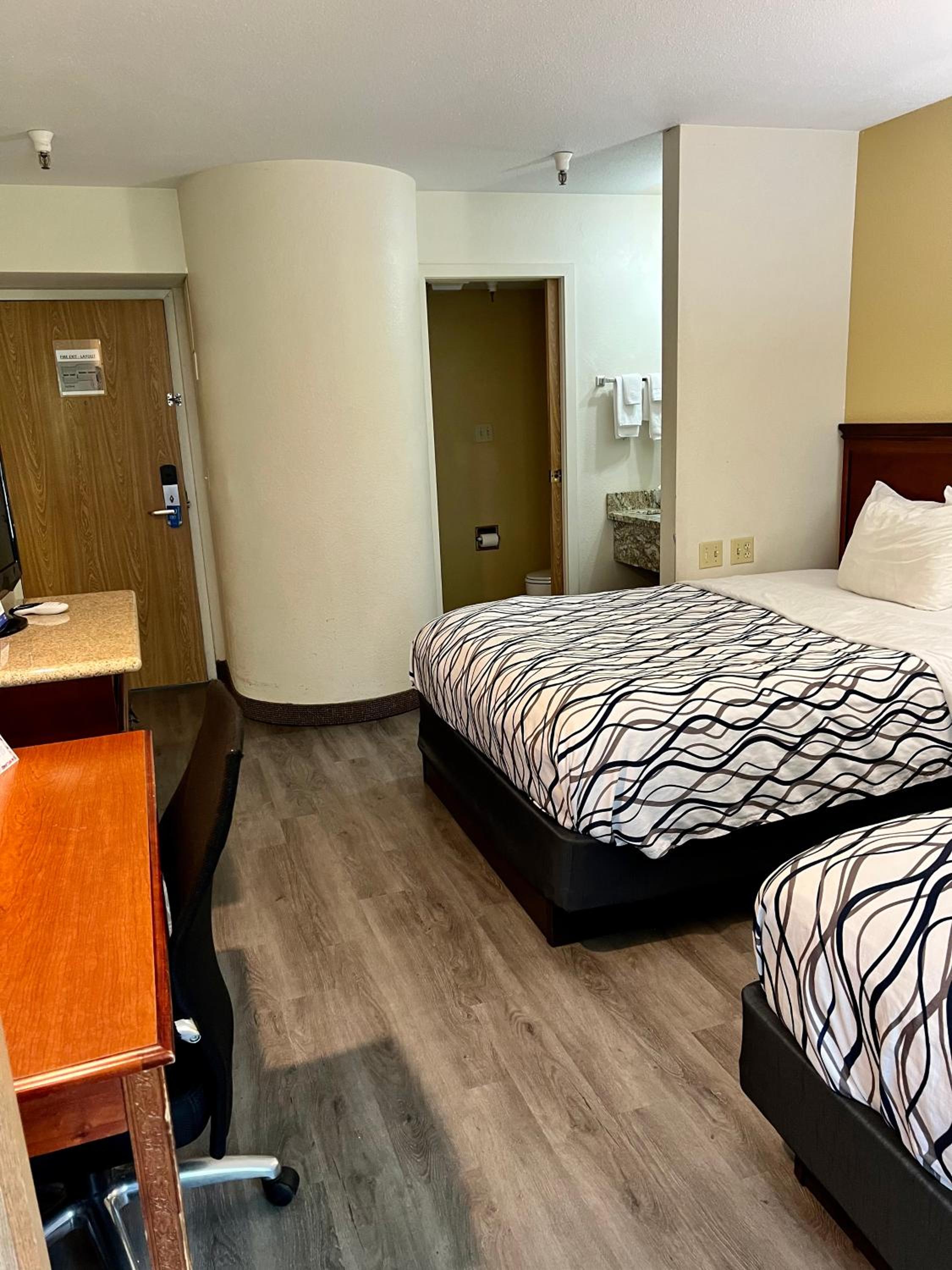 Queen Room with Two Queen Beds - Non-Smoking photo 2