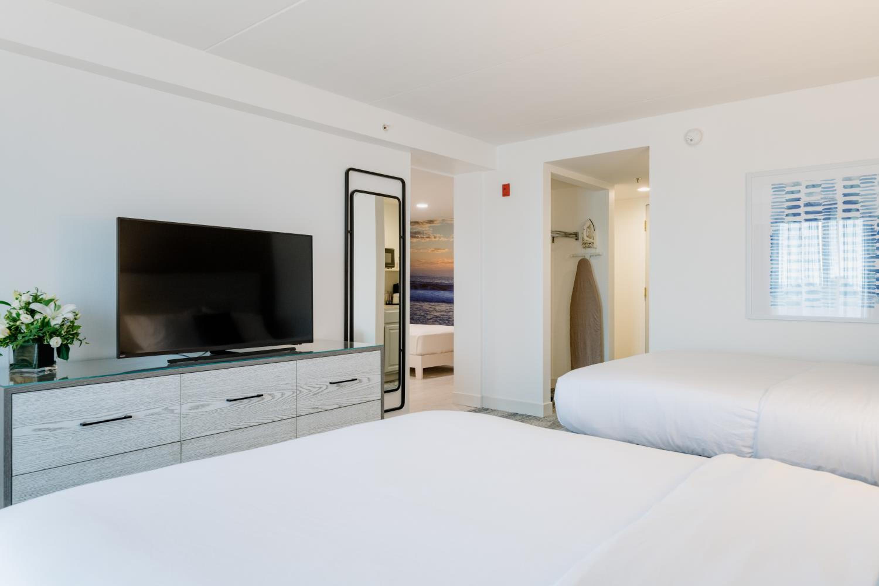 Queen Room with Two Queen Beds - Non-Smoking - Photo 4
