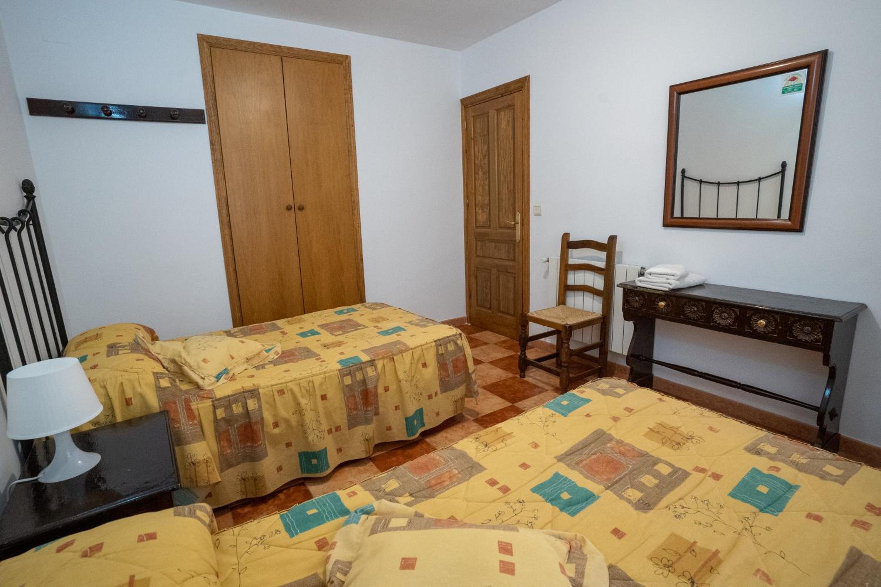 Large Twin Room - Photo 1