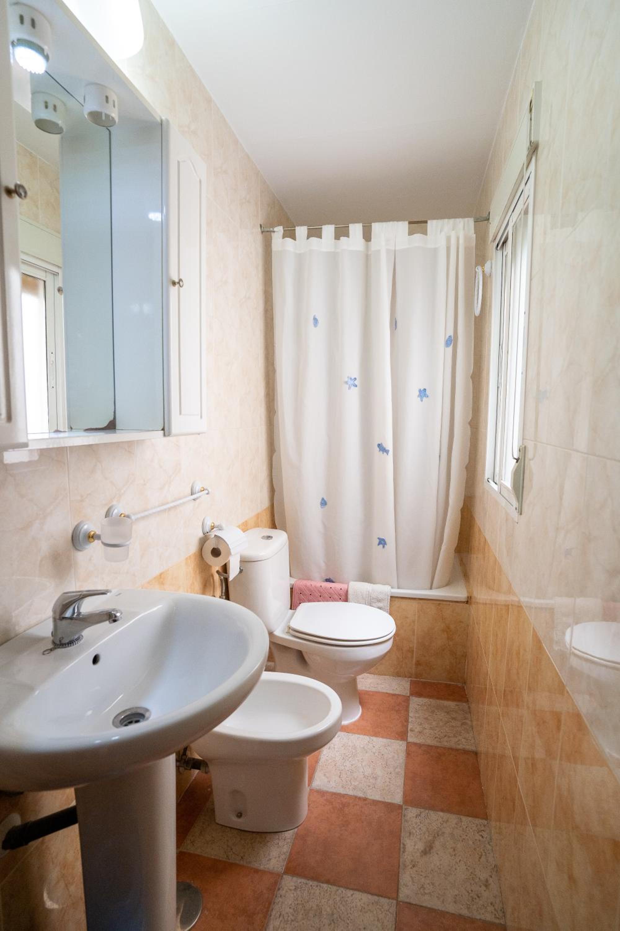 Large Twin Room - Photo 3