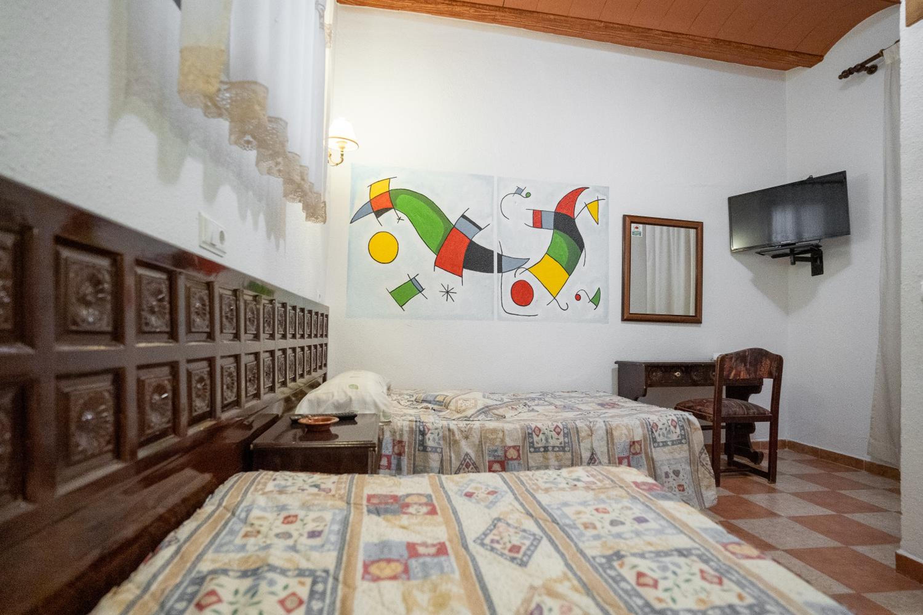 Large Twin Room - Photo 2