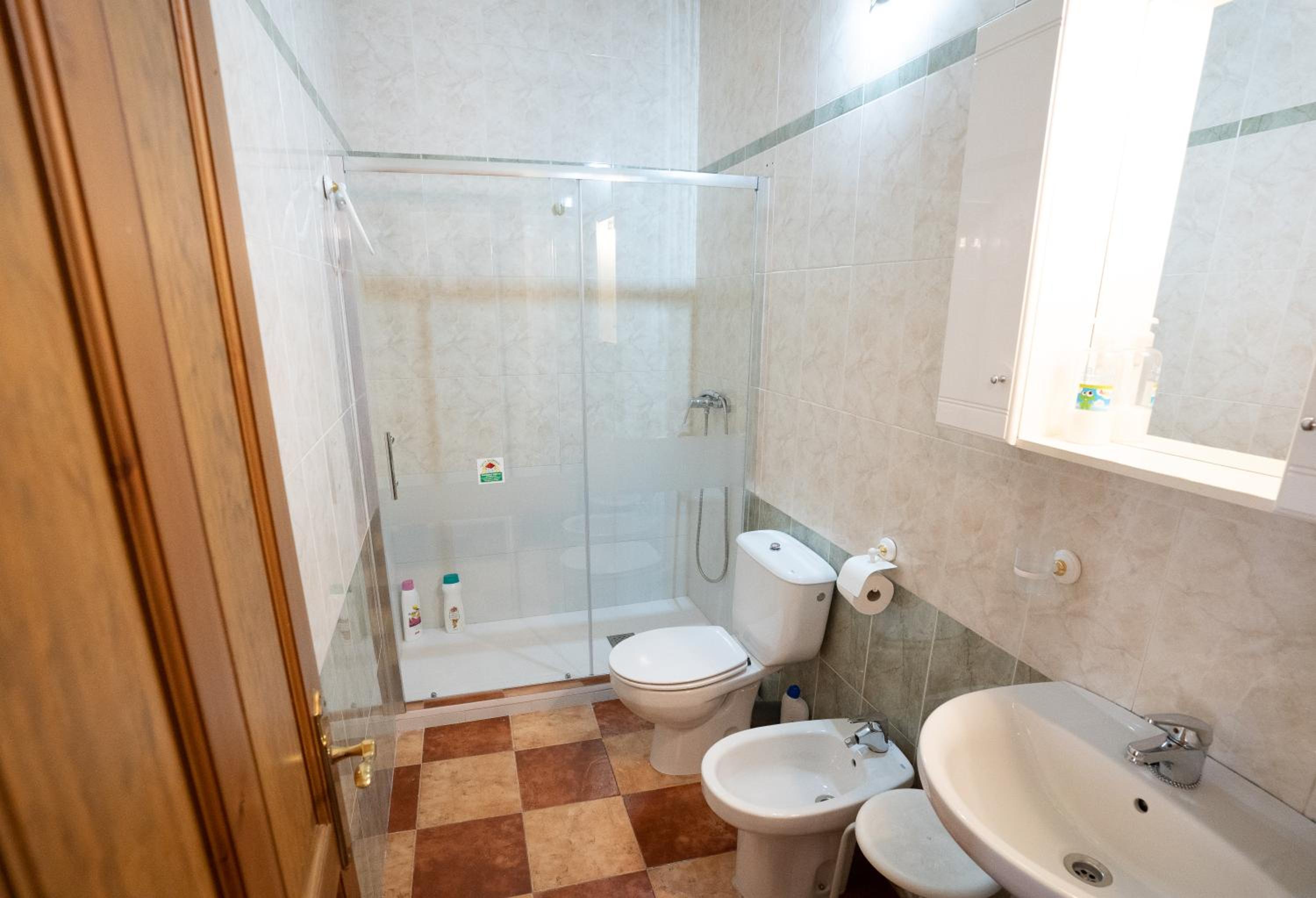 Large Twin Room - Photo 4
