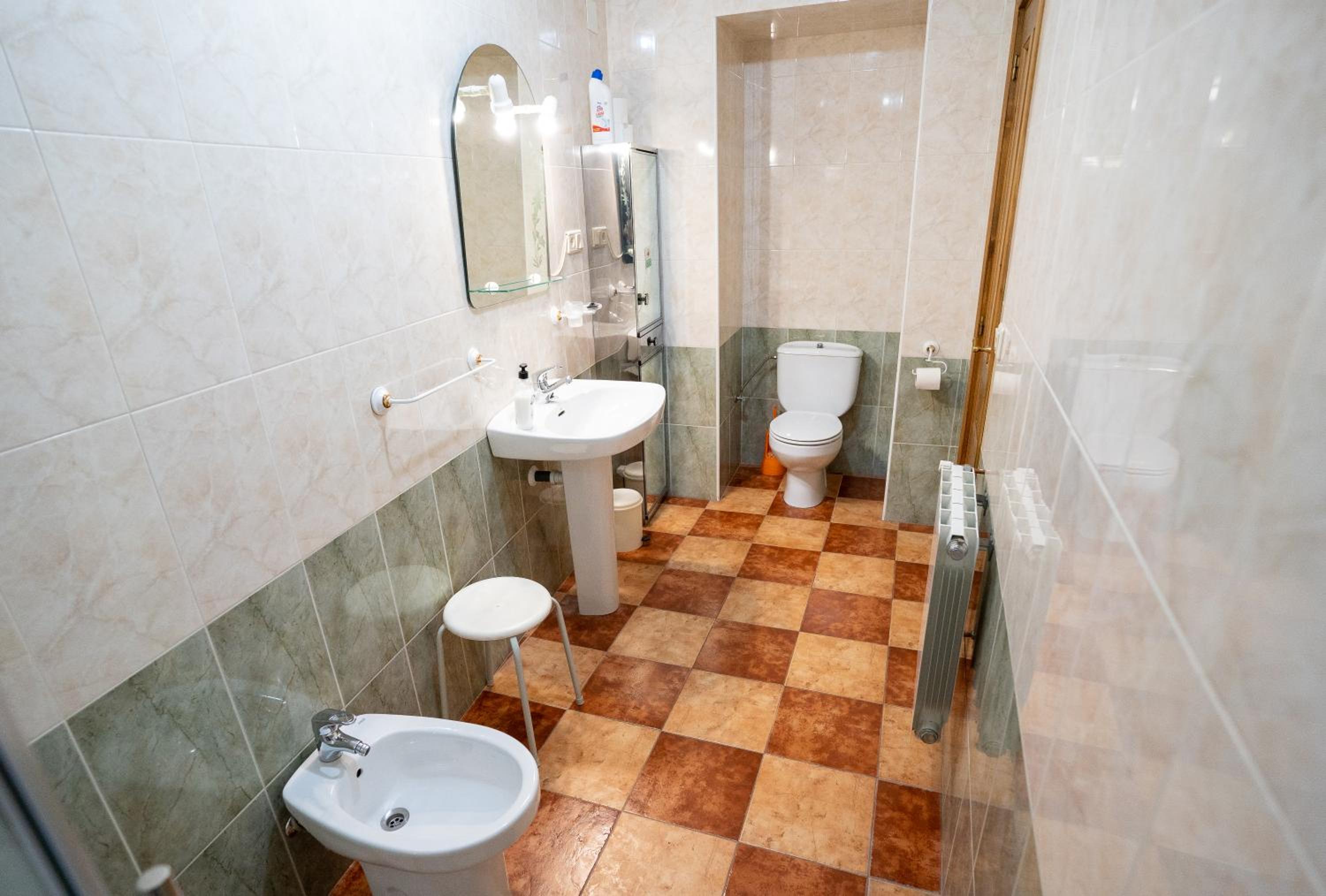 Large Twin Room - Photo 5