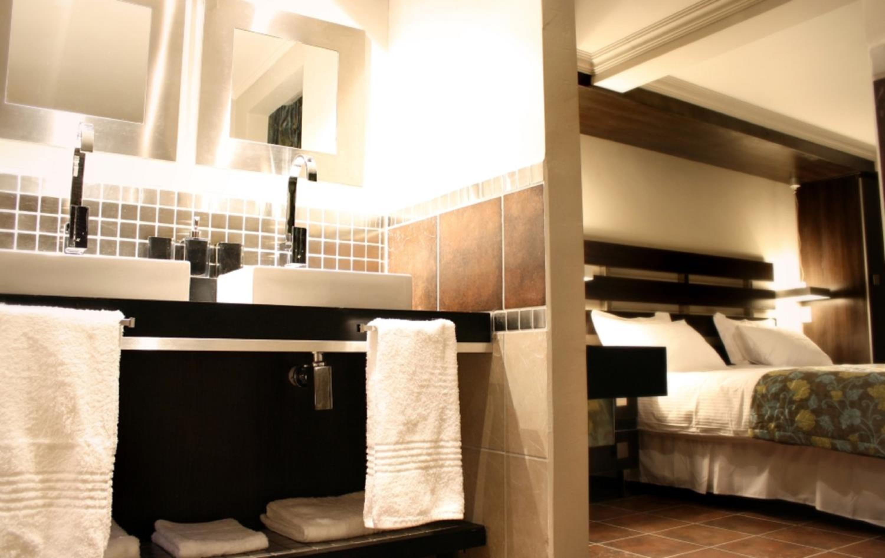 Deluxe King Suite - Photo 3